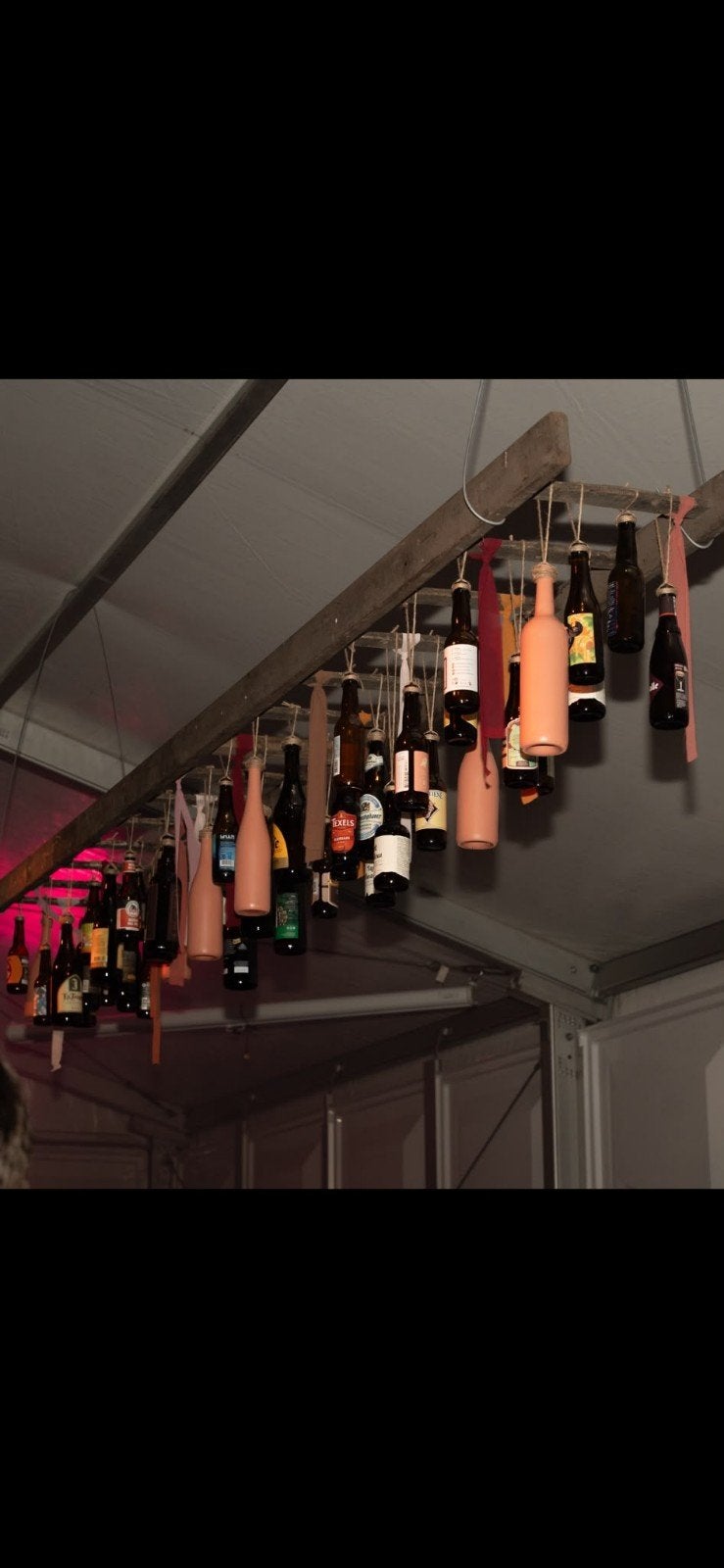 Decoratie, Roze wijnflessen, kurktrossen en bierflesjes, Ophalen