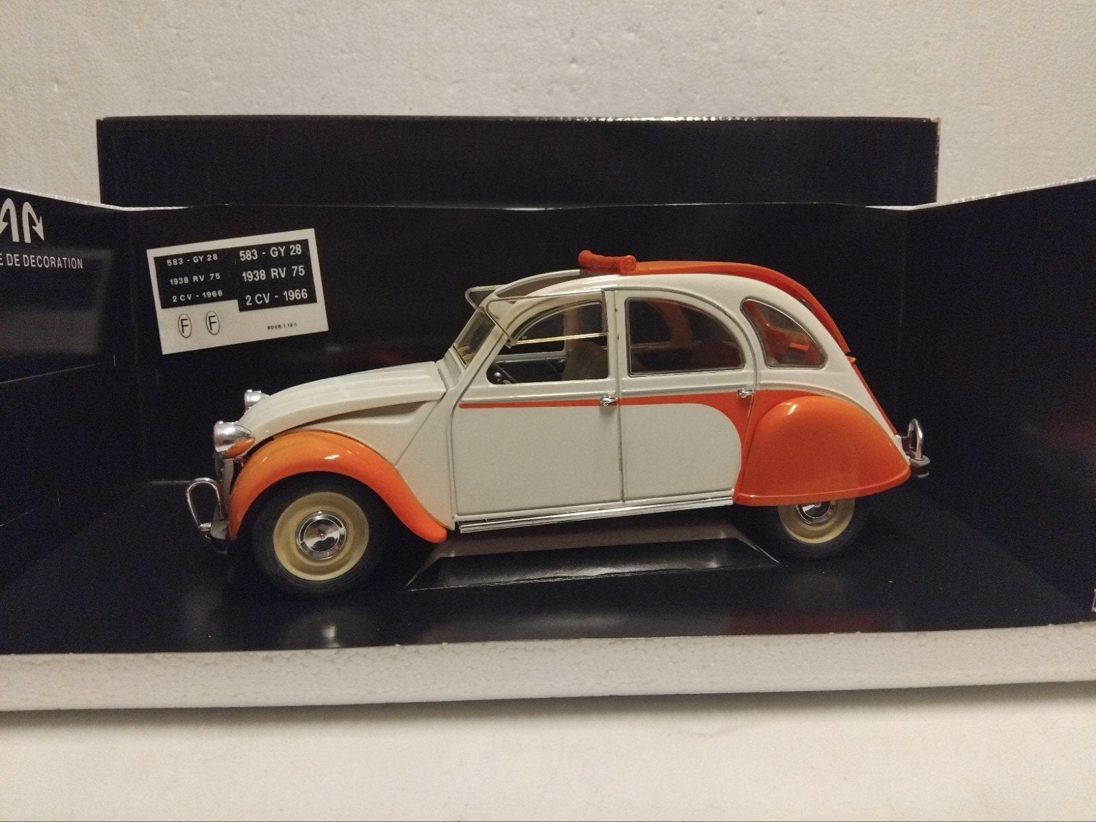Citroen 2 CV Eend offwhite orange Solido 1:17 KRD, Ophalen of Verzenden, Zo goed als nieuw, Auto, Solido