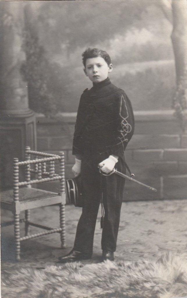 fotokaart   -  jongen  met   zwaard, Verzenden, Voor 1940, Zo goed als nieuw, Kind