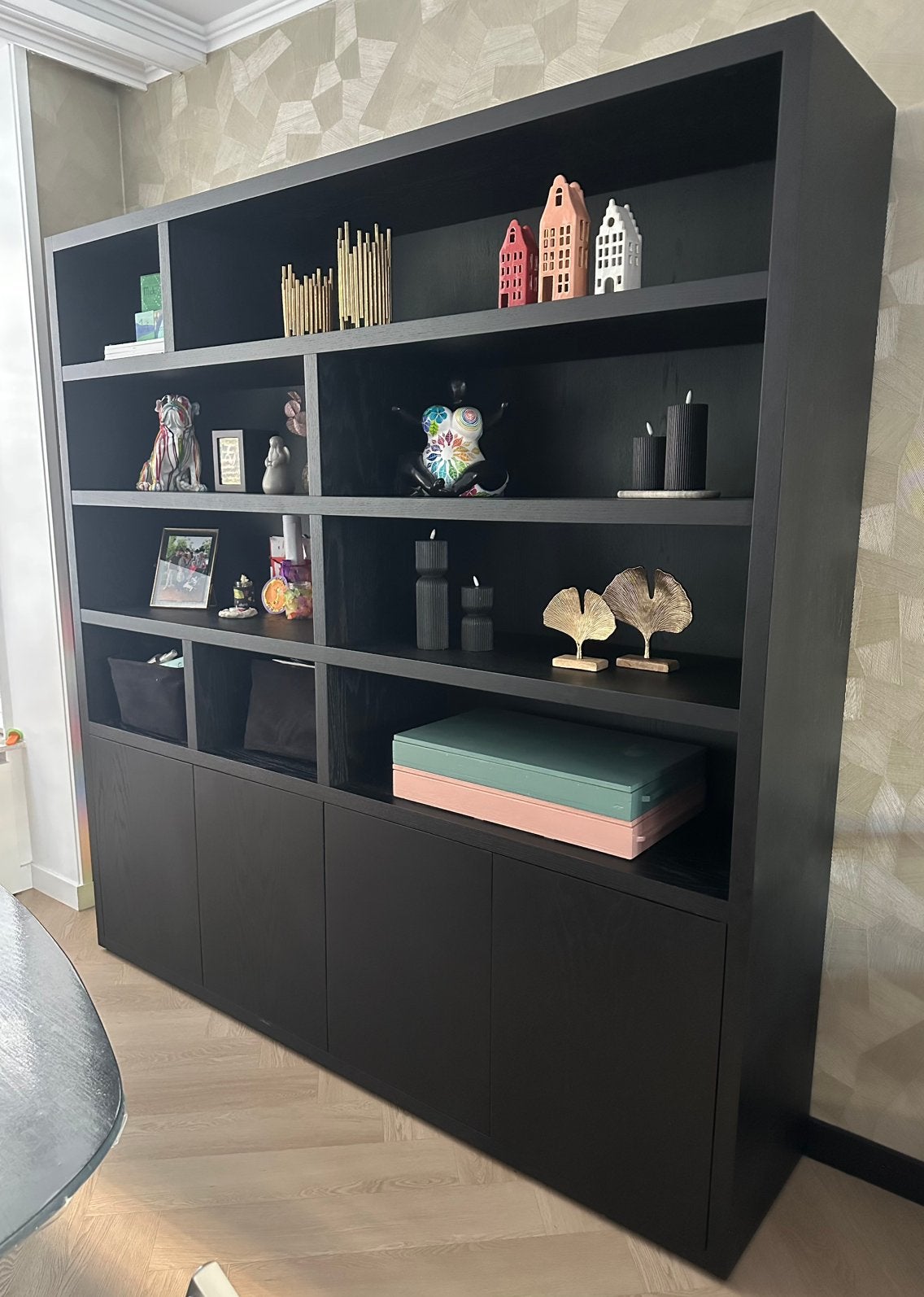 Goossens Buffetkast - Vakkenkast Barcelona - zwart eiken, Huis en Inrichting, Kasten | Boekenkasten, Ophalen, Zo goed als nieuw