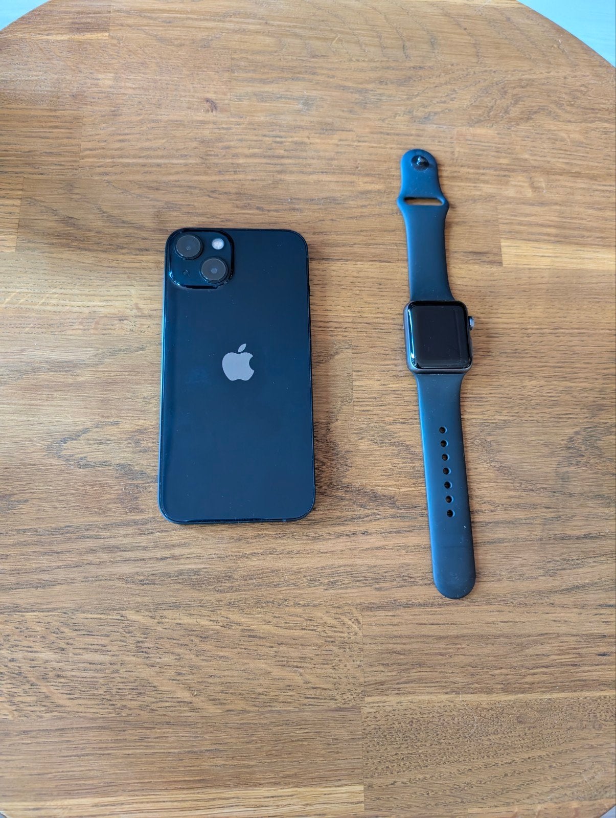 Foto 2 van iPhone 13 128GB Blauw met Apple Watch Series 3