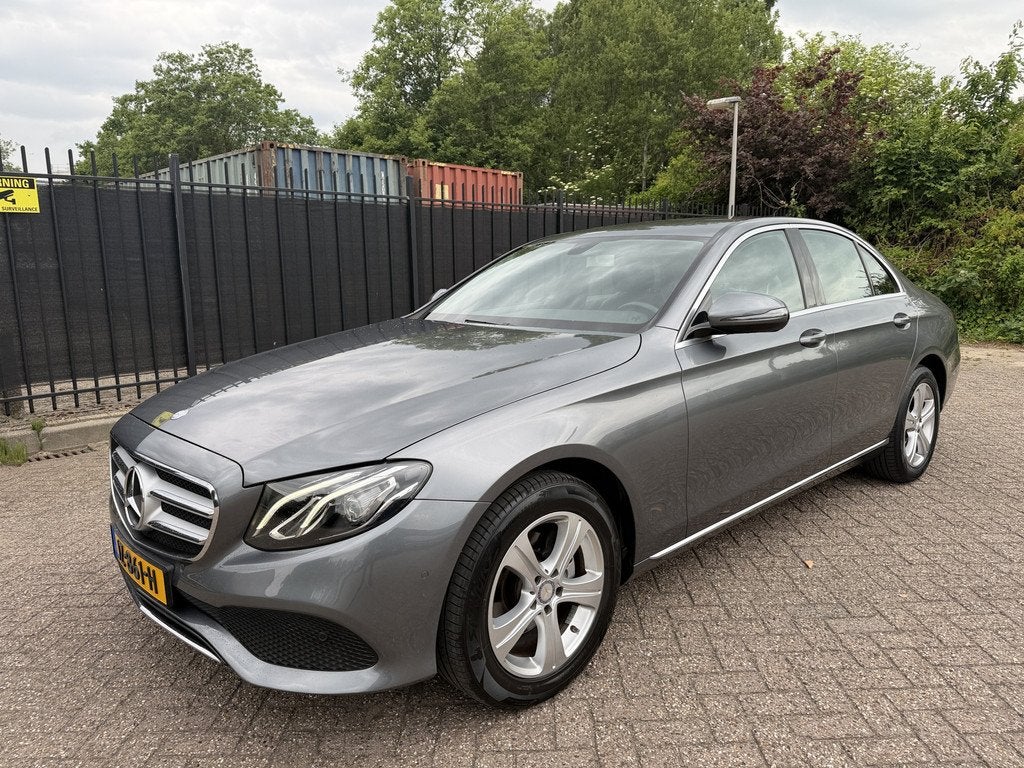 Mercedes-Benz E-Klasse 200 Ambition Halfleer/Stoelverw/LED/C, Auto's, Mercedes-Benz, Automaat, Achterwielaandrijving, Gebruikt