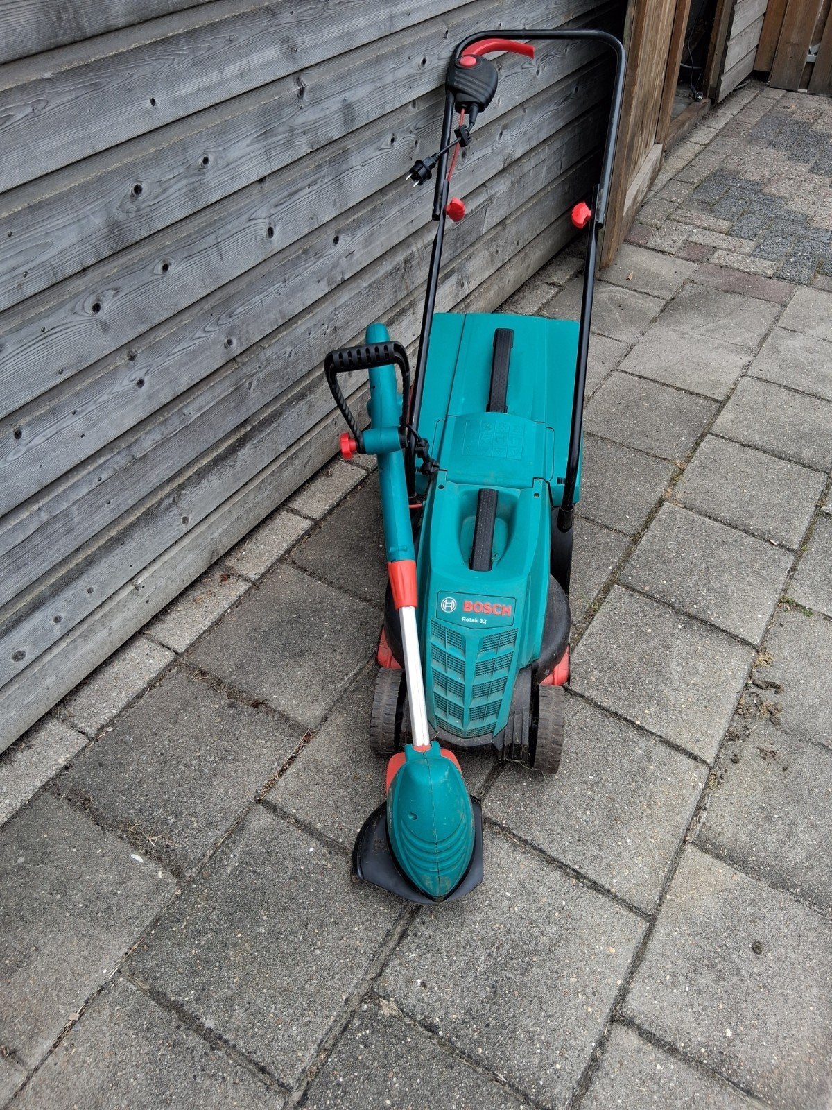 Elektrische Grasmaaier Bosch Rotak 32 en Grastrimmer, Ophalen, Cirkelmaaier, Gebruikt, Elektrische grasmaaier