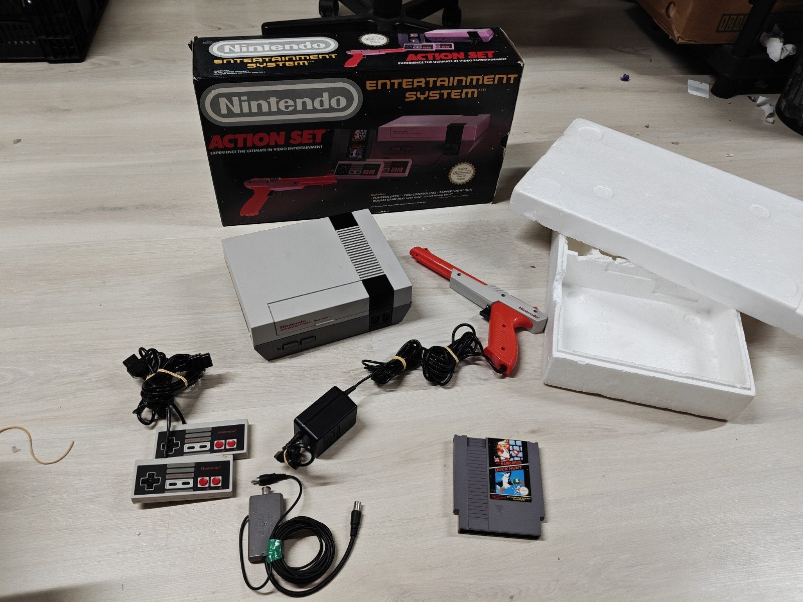 Nintendo NES Action Set CIB, Spelcomputers en Games, Nintendo, Gebruikt, Met 2 controllers, Met zapper/pistool