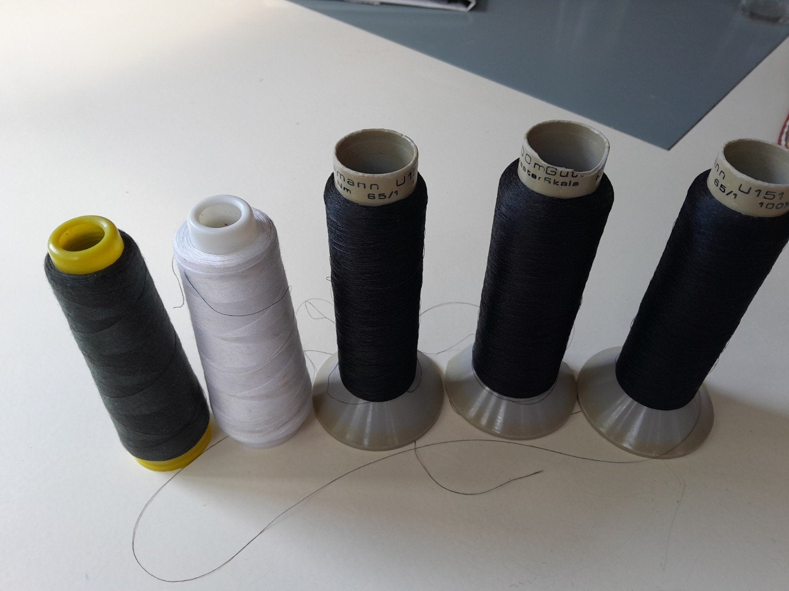 Overlock Garen - 4x Zwart, 1x Wit, Ophalen of Verzenden, Gebruikt, Garen of Naald(en)