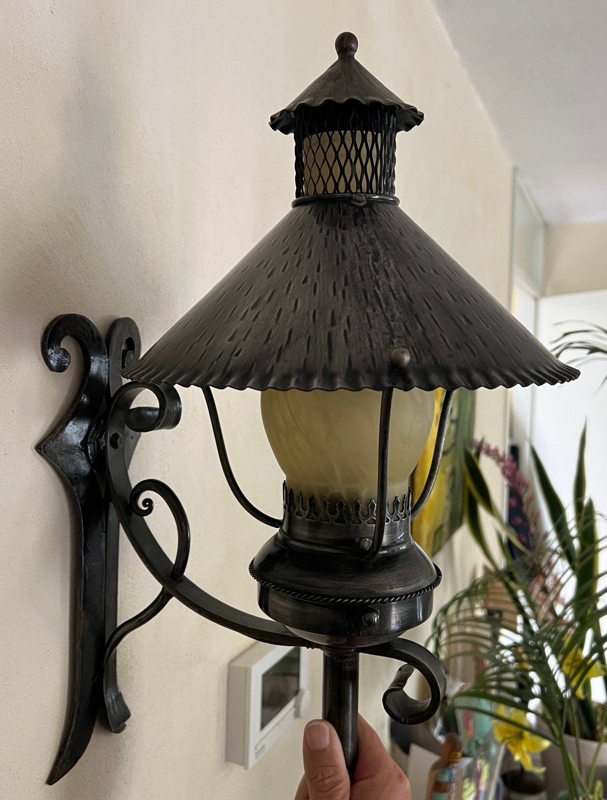 Vintage brocante wandlantaarn van metaal, Tuin en Terras, Ophalen, Gebruikt, Wandlamp, Netvoeding