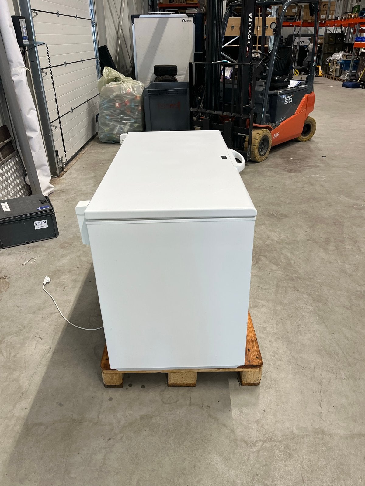 Foto 4 van Zanussi Vrieskist ZFC4100WA - 404L - Kleine deuk