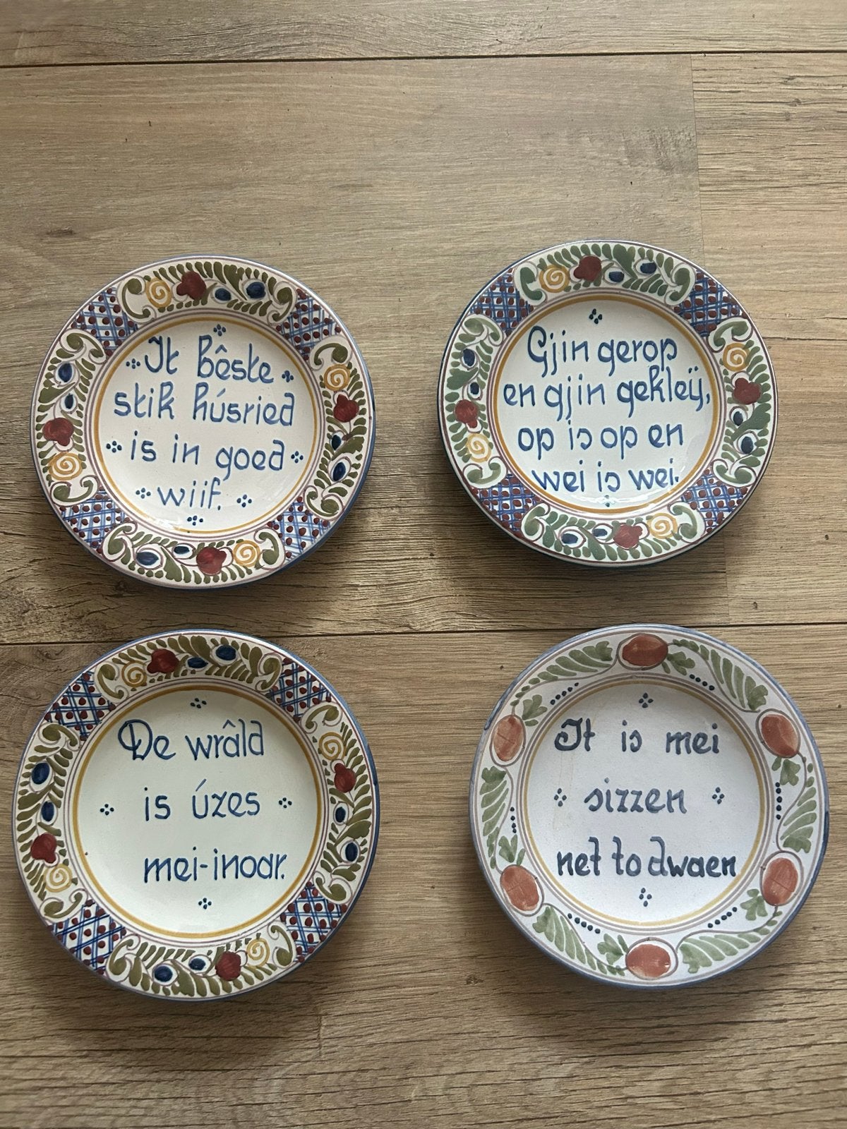 Set van 4 Makkumer Aardewerk Wandborden met Friese Spreuken, Antiek en Kunst, Ophalen of Verzenden