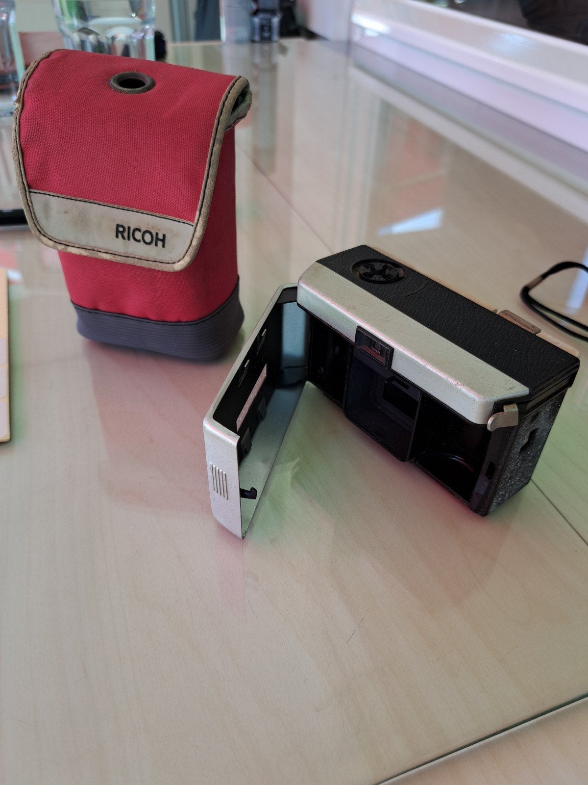 Vintage Kodak Instamatic 104 Camera met Ricoh tas, Audio, Tv en Foto, Fotocamera's Analoog, Ophalen of Verzenden, Gebruikt, Compact