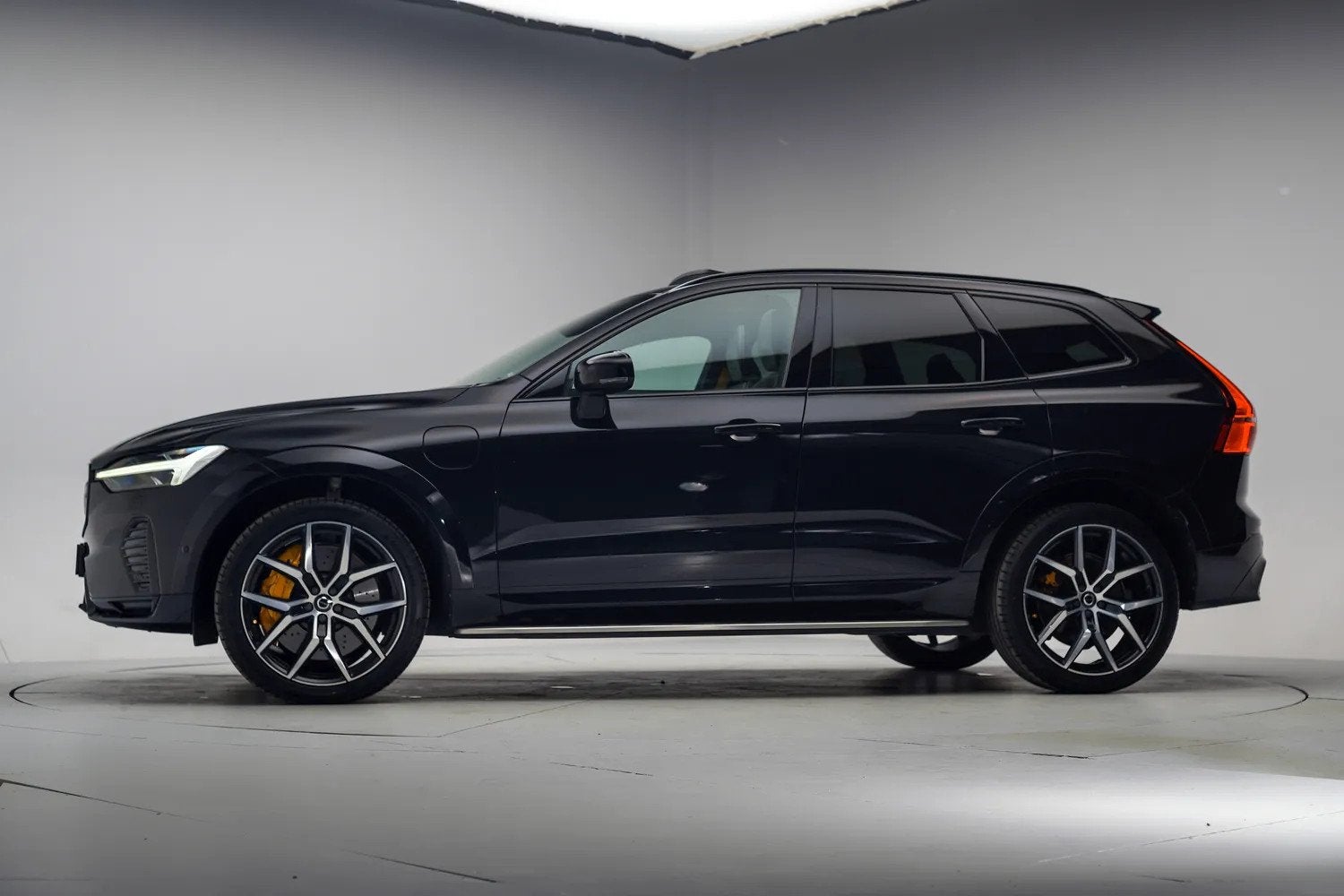 Volvo XC60 2.0 T8 PHEV 455pk Polestar Engineered Aut. [ Pano, Gebruikt, 4 cilinders, 1969 cc, Zwart