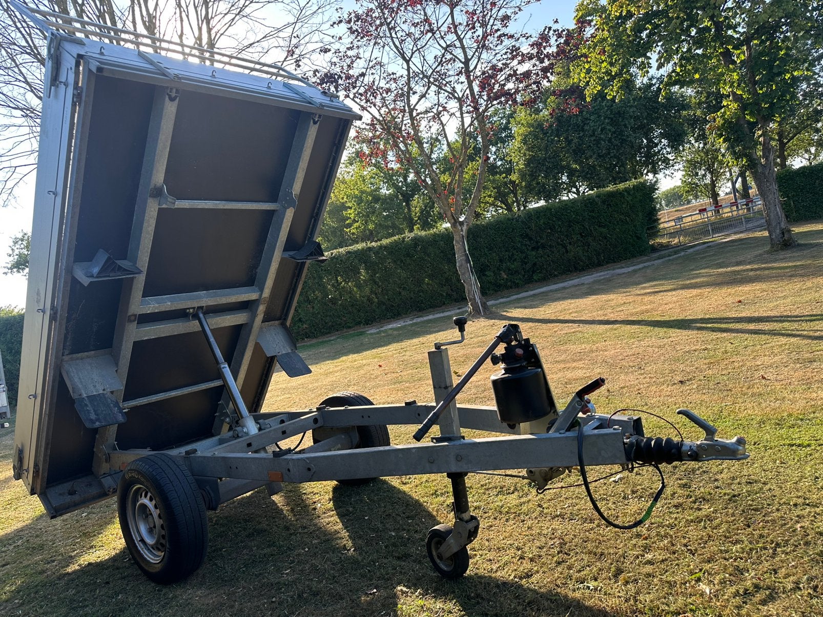 Zeer nette handbediende kipper 1350KG 255x152, Auto diversen, Aanhangers en Bagagewagens, Ophalen, Zo goed als nieuw