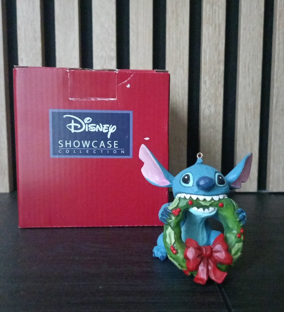 Jim Shore - Disney: Stitch met kerst krans - ornament, Diversen, Kerst, Verzenden, Zo goed als nieuw