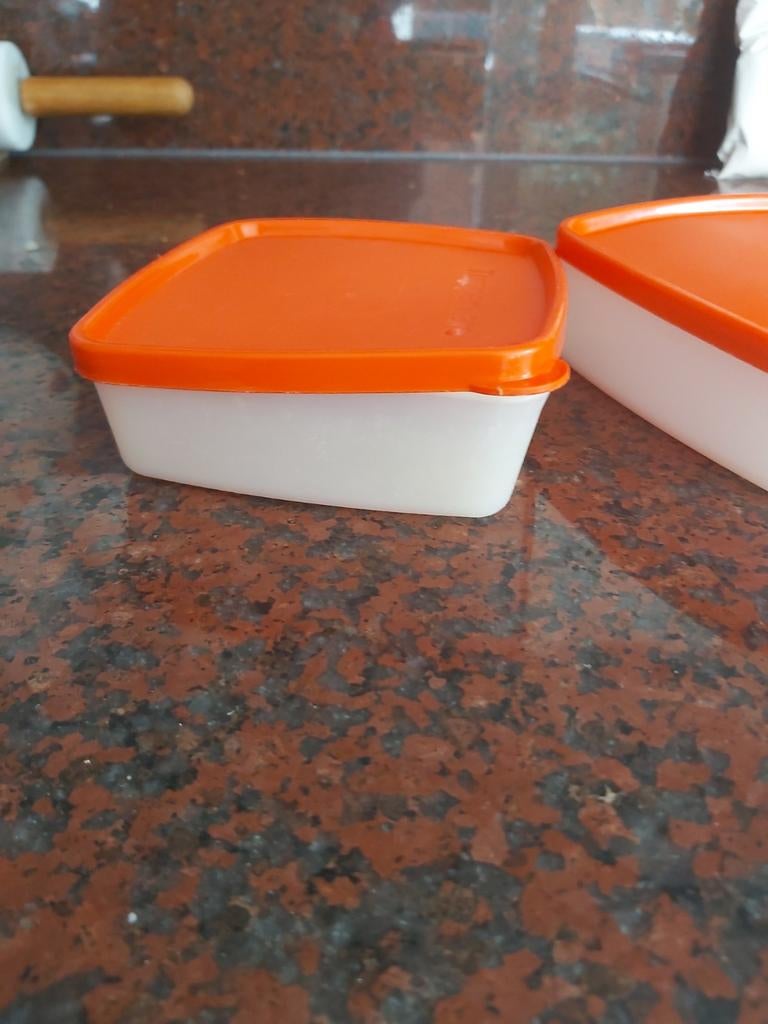 2 kleine vierkante Tupperware bakjes met oranje deksel, Ophalen of Verzenden, Gebruikt, Oranje, Bak of Kom