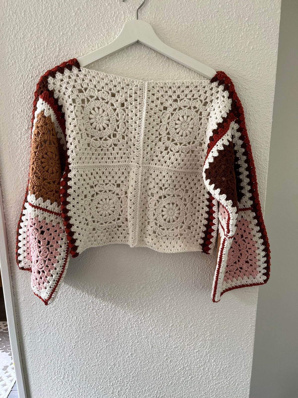 Handgemaakt gehaakt vestje in granny square stijl, Ophalen of Verzenden, Nieuw, Maat 36 (S), Overige kleuren