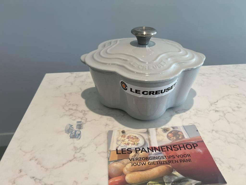 Nieuwe Le Creuset bloempan 20 cm Vapeur, Gietijzer, Nieuw, Ophalen of Verzenden, Keramische plaat