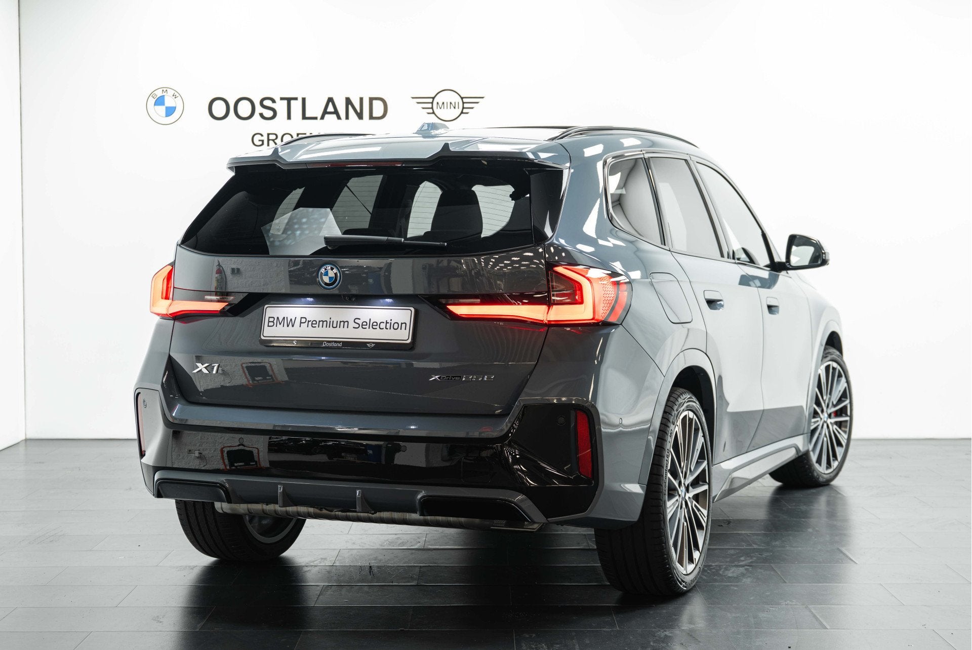 BMW X1 xDrive25e M Sport Automaat / Trekhaak / Panoramadak /, Auto's, Stoelverwarming, Bedrijf, Hybride Elektrisch/Benzine, 3 cilinders