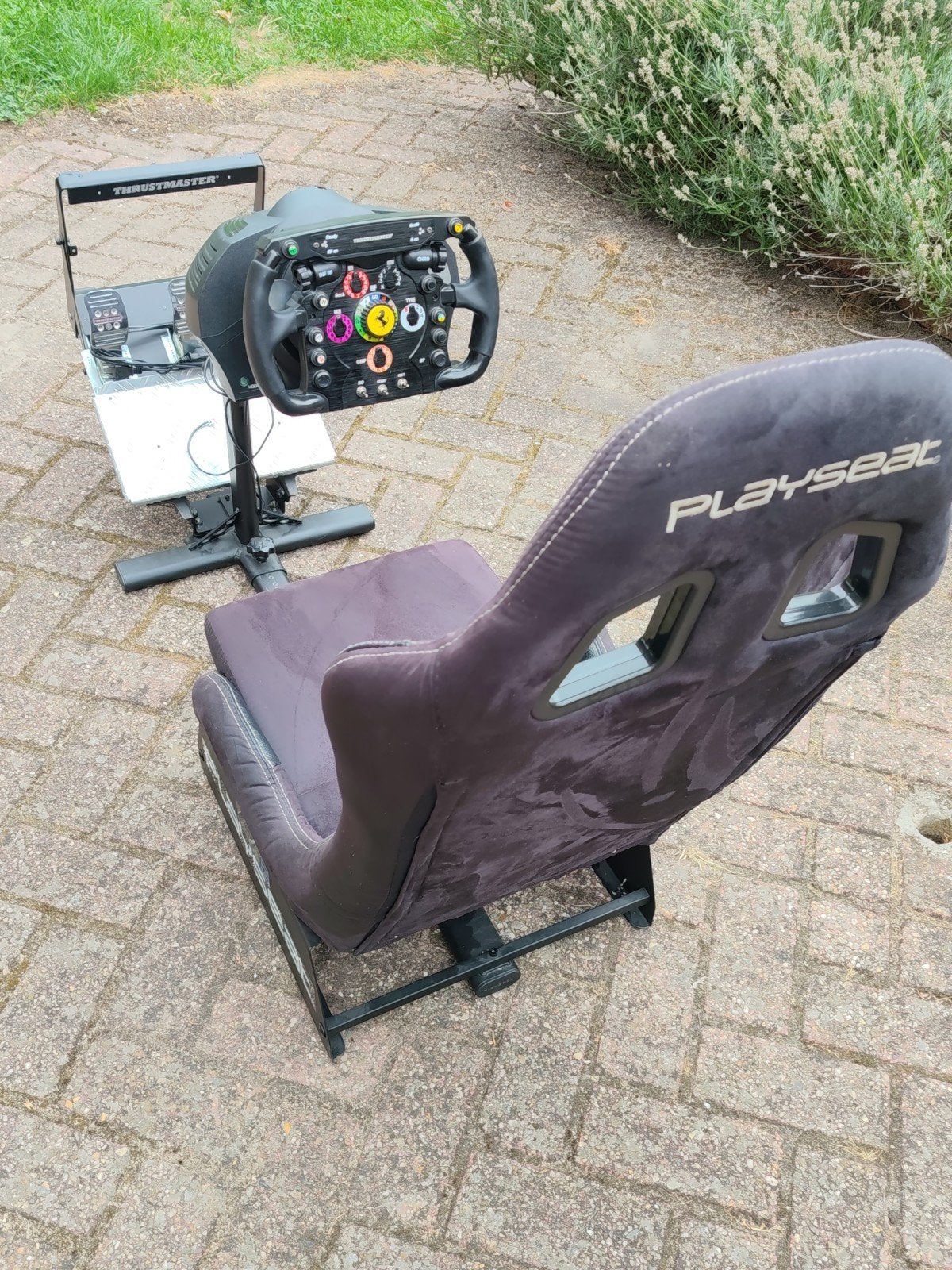 Thrustmaster F1 stuur met Playseat - Zo goed als nieuw, Spelcomputers en Games, Spelcomputers | Overige, Ophalen, Zo goed als nieuw