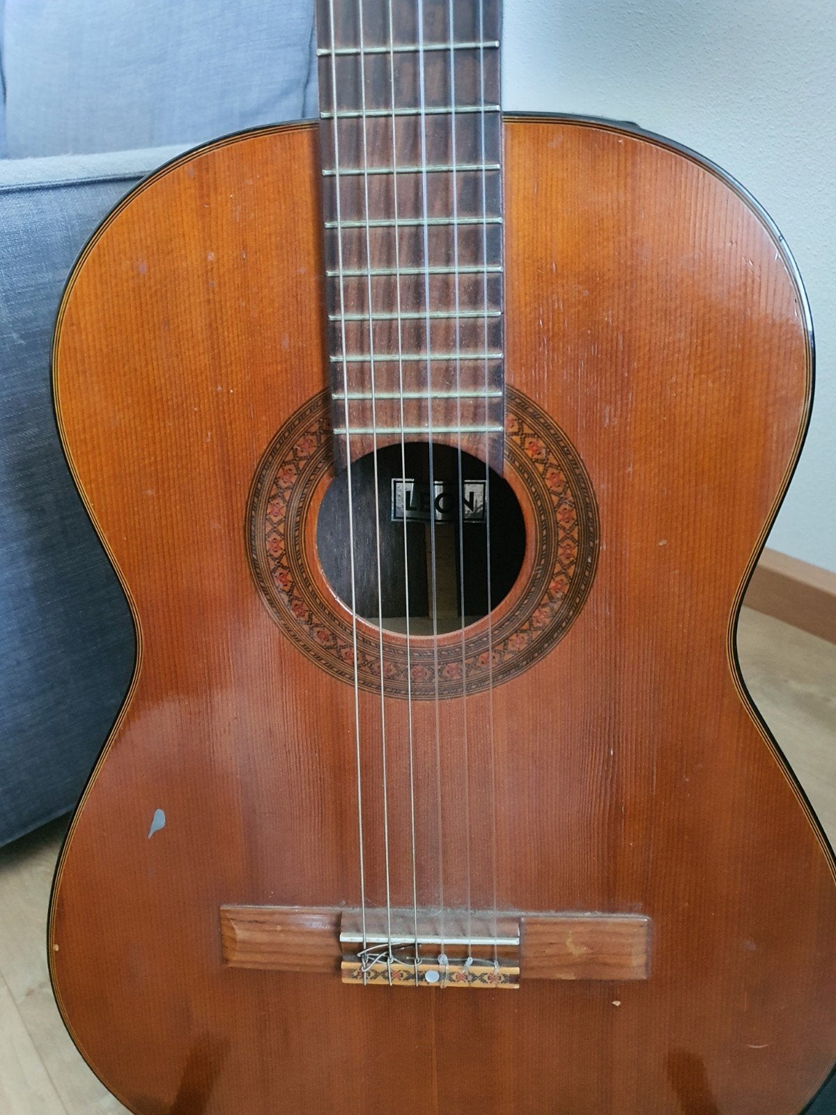 Een originele Leon gitaar., Muziek en Instrumenten, Ophalen, Klassieke of Spaanse gitaar