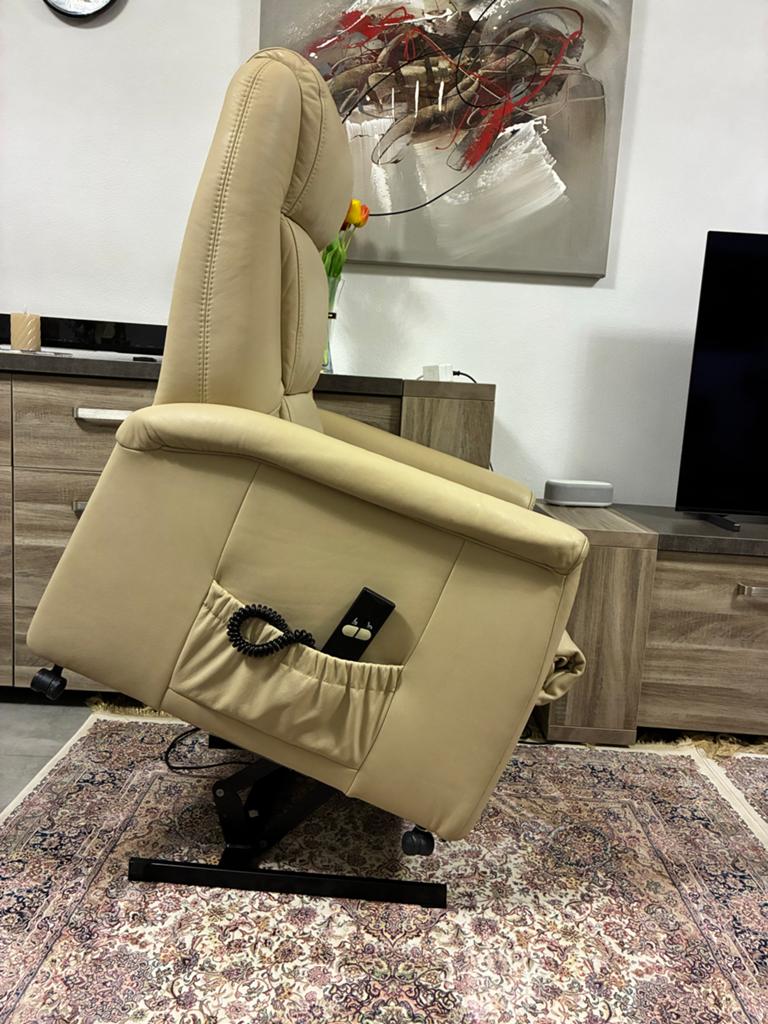 Te koop prachtige Elektrische staop relaxstoel, leer, creem, Huis en Inrichting, Fauteuils, Ophalen, Zo goed als nieuw, Leer, 75 tot 100 cm