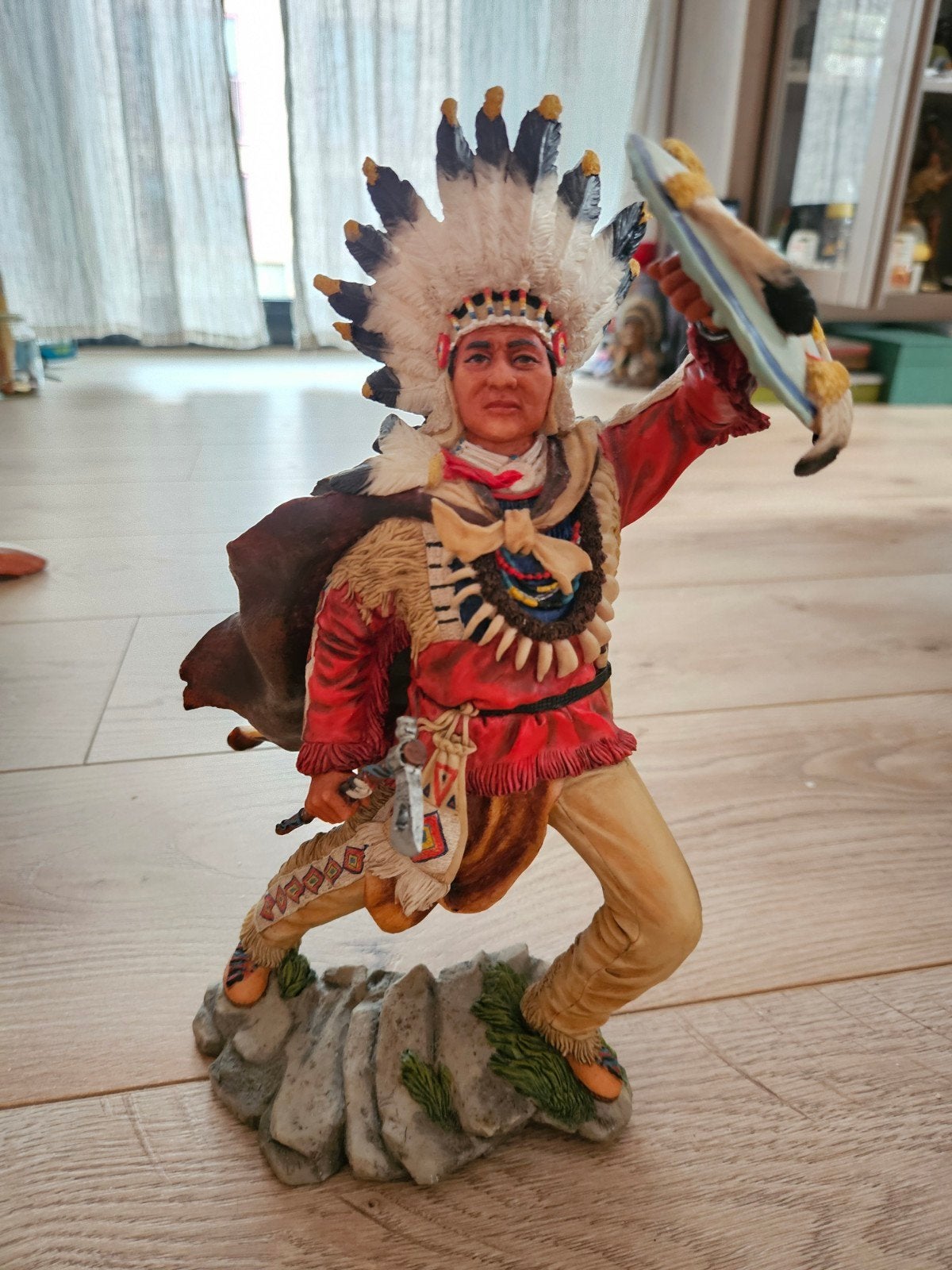 Indianen beeldje met schild en veren hoofdtooi, Handgemaakt, Ophalen of Verzenden, 20 - 50 cm, Beeld