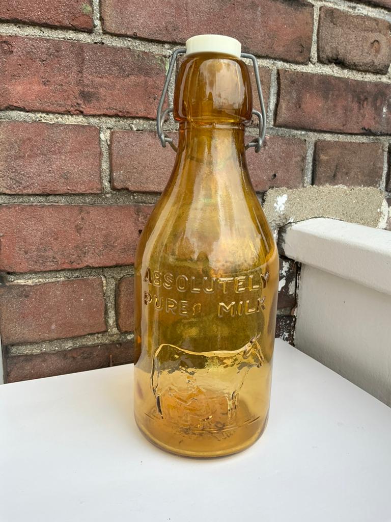 Gele/ amber glazen beugelfles “Absolutely pure milk” 1 quart, Ophalen of Verzenden