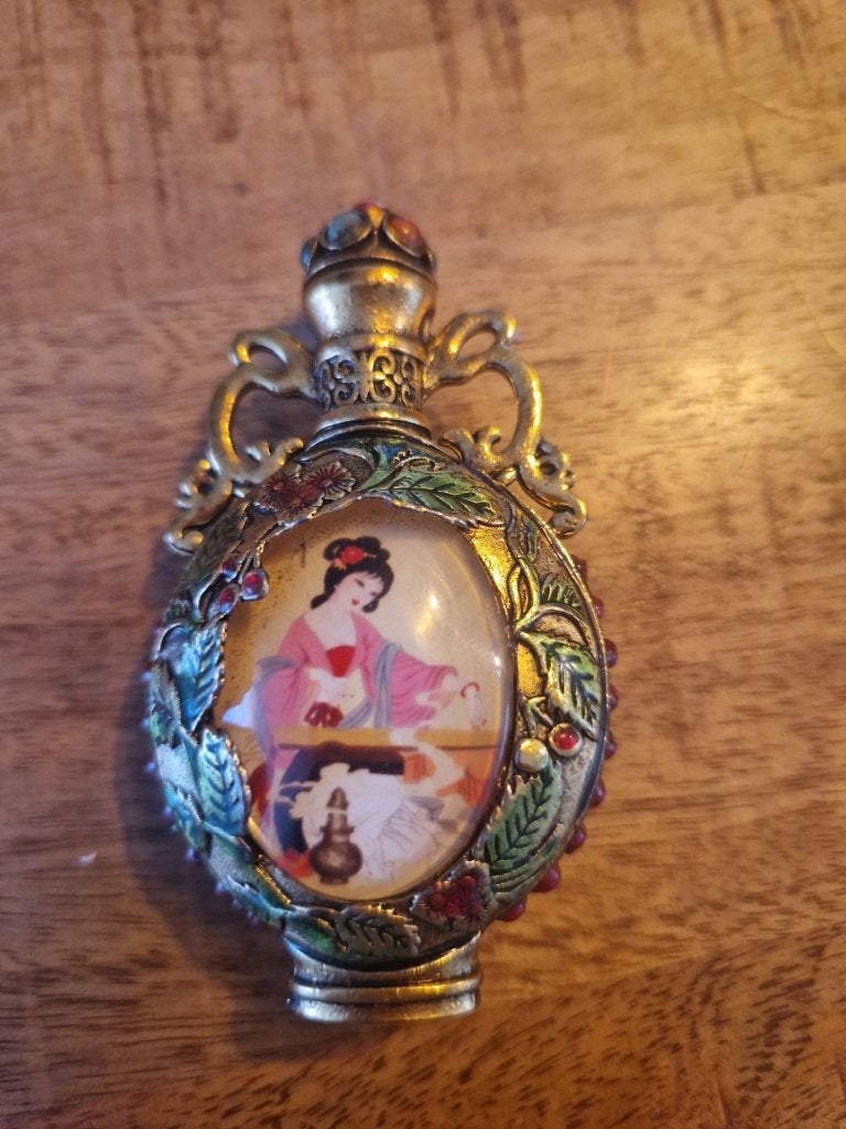 erschillende antieke parfumflesjes uit China. 20 euro p.st.