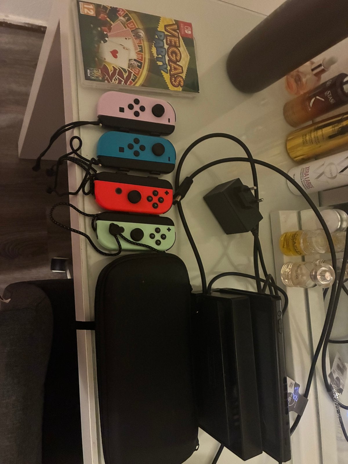 Ninteno switch met 4 kastjes, Spelcomputers en Games, Spelcomputers | Nintendo Switch, Ophalen of Verzenden, Zo goed als nieuw