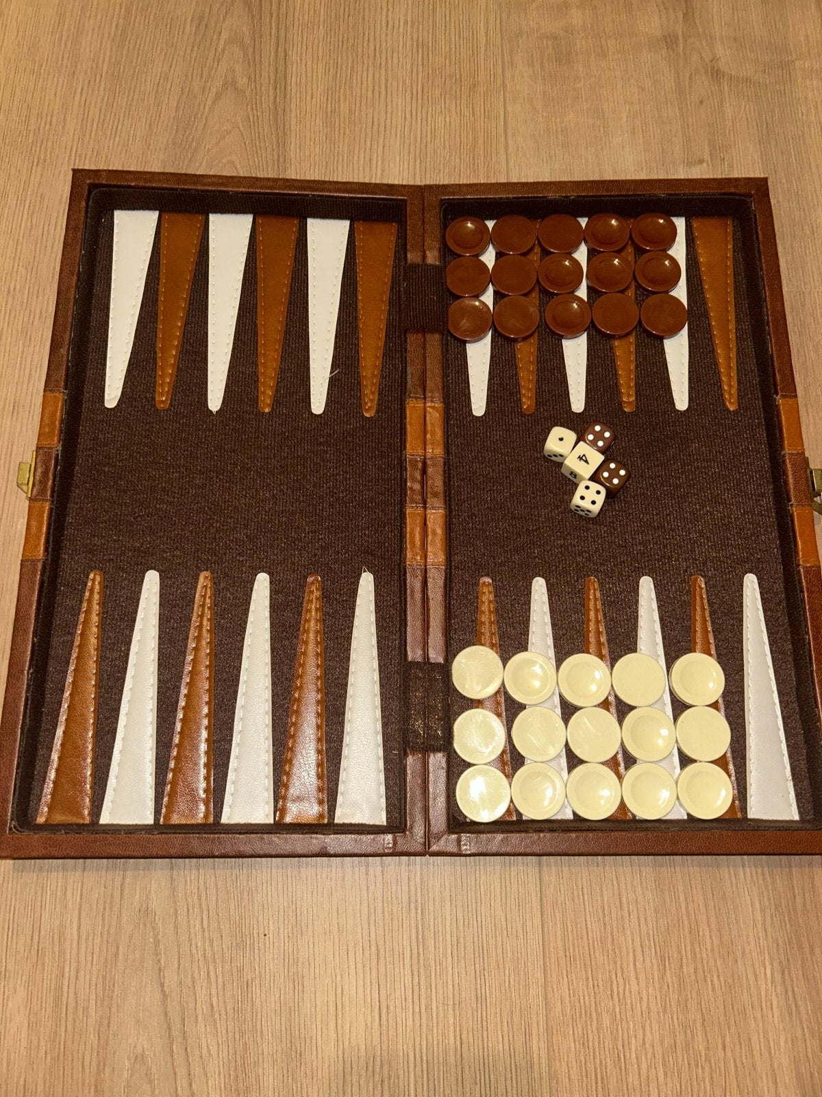 Backgammon spel in lederen koffer, Hobby en Vrije tijd, Een of twee spelers, Ophalen of Verzenden, Zo goed als nieuw