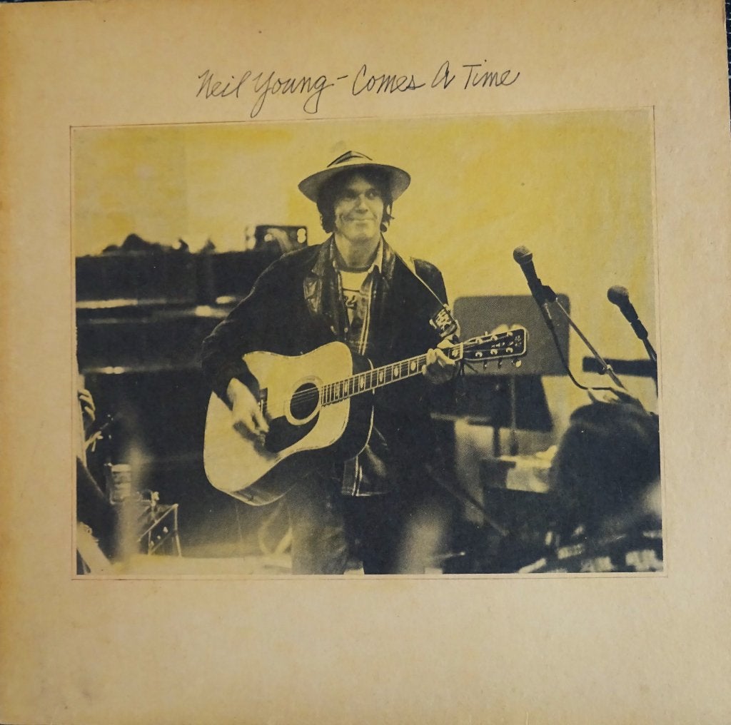 NEIL YOUNG - LP COMES A TIME    1978, Inclusief binnenhoes, Ophalen of Verzenden, Zo goed als nieuw, 12 inch