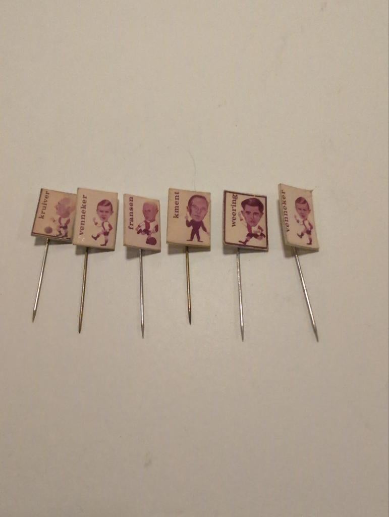 Vintage Speldjes Voetballers - Jaren '50/'60, Ophalen of Verzenden, Gebruikt, Sport, Speldje of Pin
