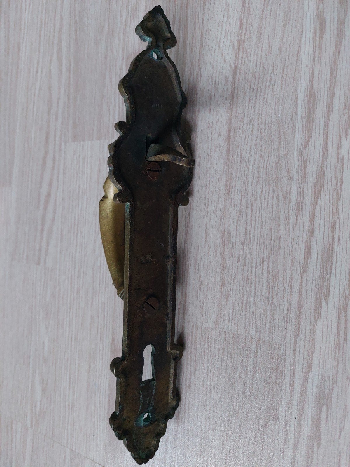 Antieke bronzen deurklink met sierlijke details, Ophalen