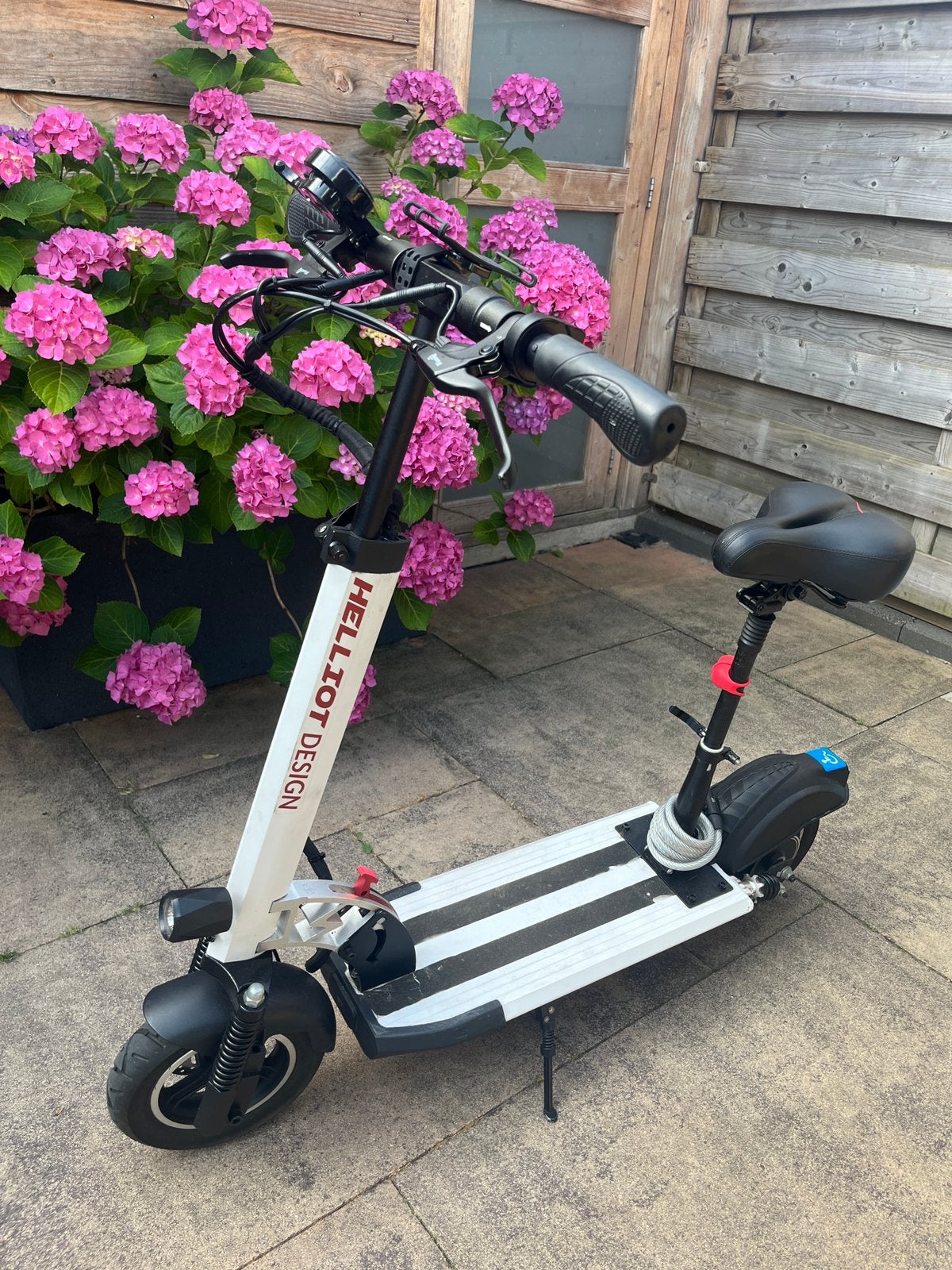 Heliot step/ scooter met zadel, Fietsen en Brommers, Steps, Zo goed als nieuw, Elektrische step (E-scooter), Ophalen