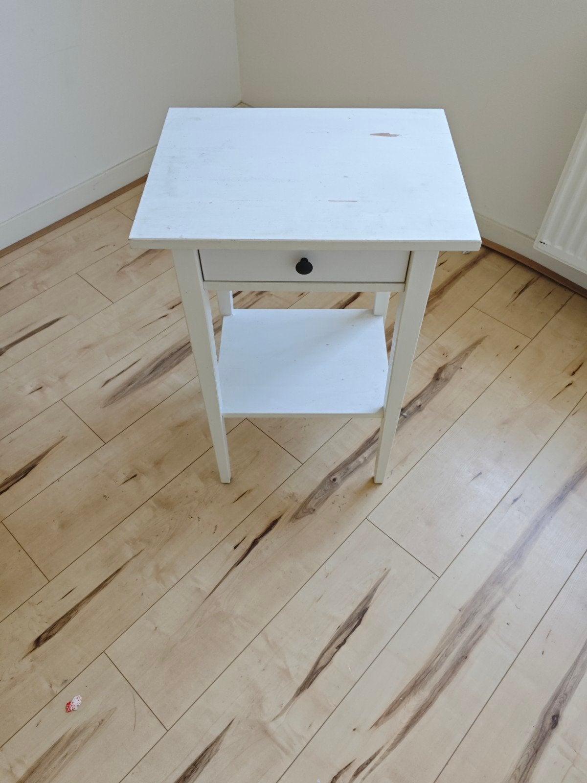 Wit nachtkastje met lade en open vak, Huis en Inrichting, Slaapkamer | Nachtkastjes, Ophalen of Verzenden, Gebruikt, Minder dan 45 cm
