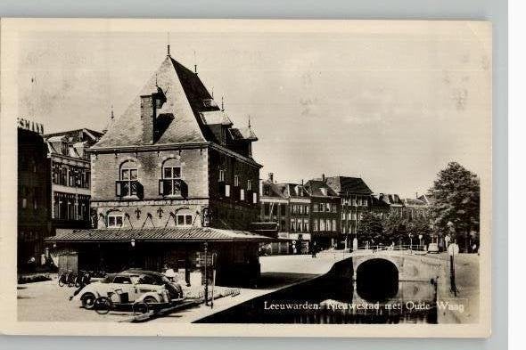 Leeuwarden Nieuwestad met Oude Waag +auto's st 1954, Verzenden, 1940 tot 1960, Gelopen, Friesland