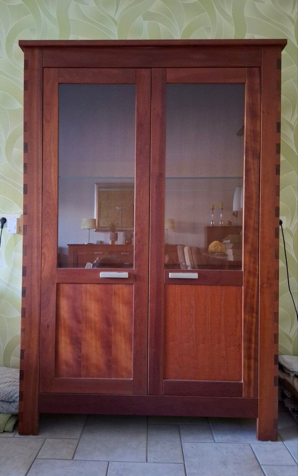 Mooie kersenhouten vitrinekast met verlichting, Ophalen, Met deur(en), 100 tot 150 cm, Zo goed als nieuw