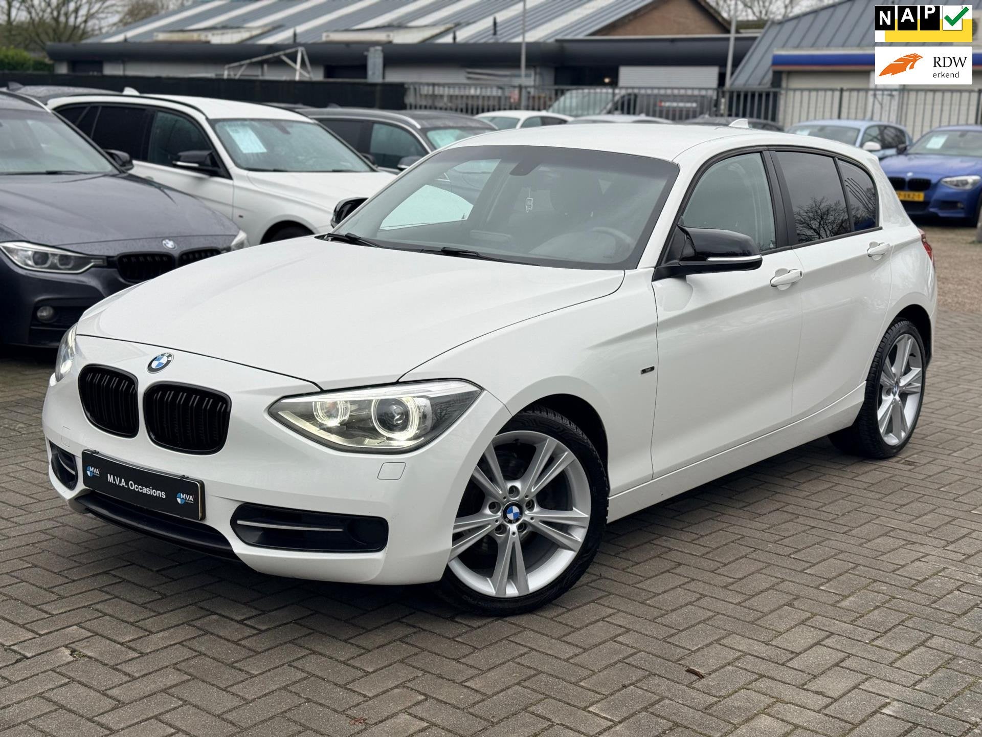 BMW 1-serie 118i Sport|Nieuwe Ketting + Klepseals|Automaat|C, Auto's, BMW, Gebruikt, Zwart, 4 cilinders, 1290 kg