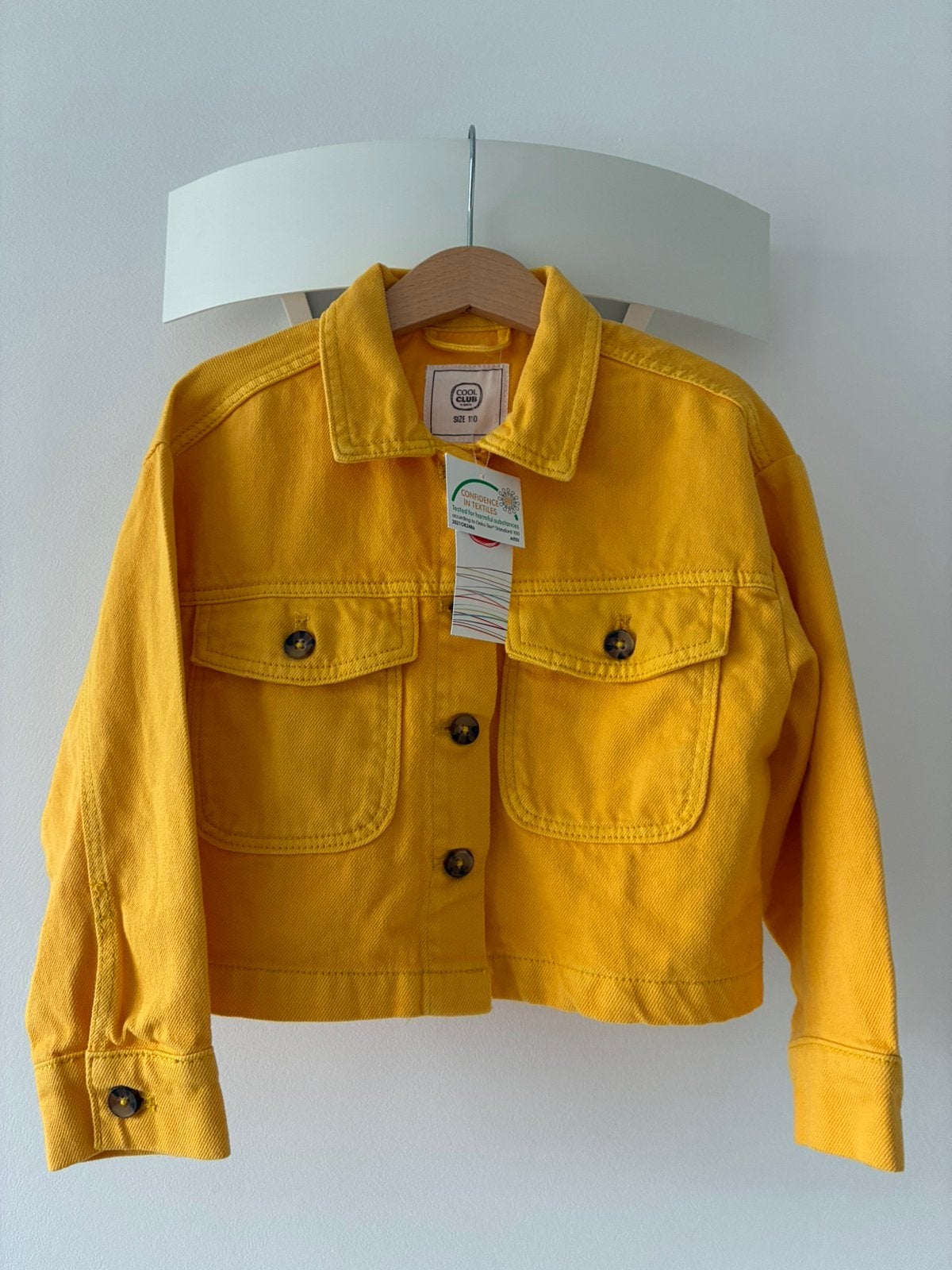 Nieuw! Hip spijkerjasje Cool Club geel maat 110, Kinderen en Baby's, Kinderkleding | Maat 110, Ophalen of Verzenden, Nieuw, Meisje