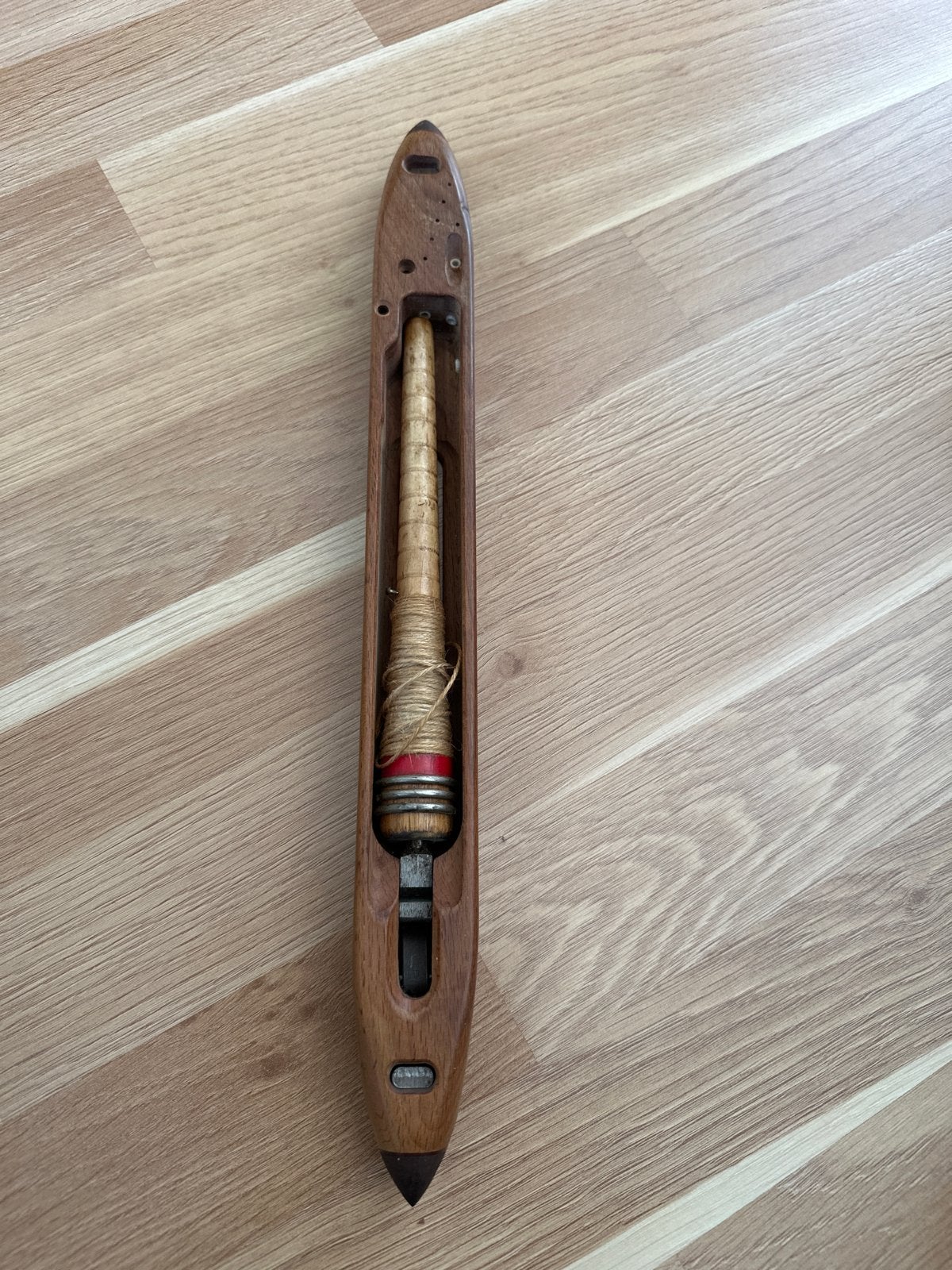 Antieke Weefspoel met Garen - Decoratief Hout, Ophalen of Verzenden