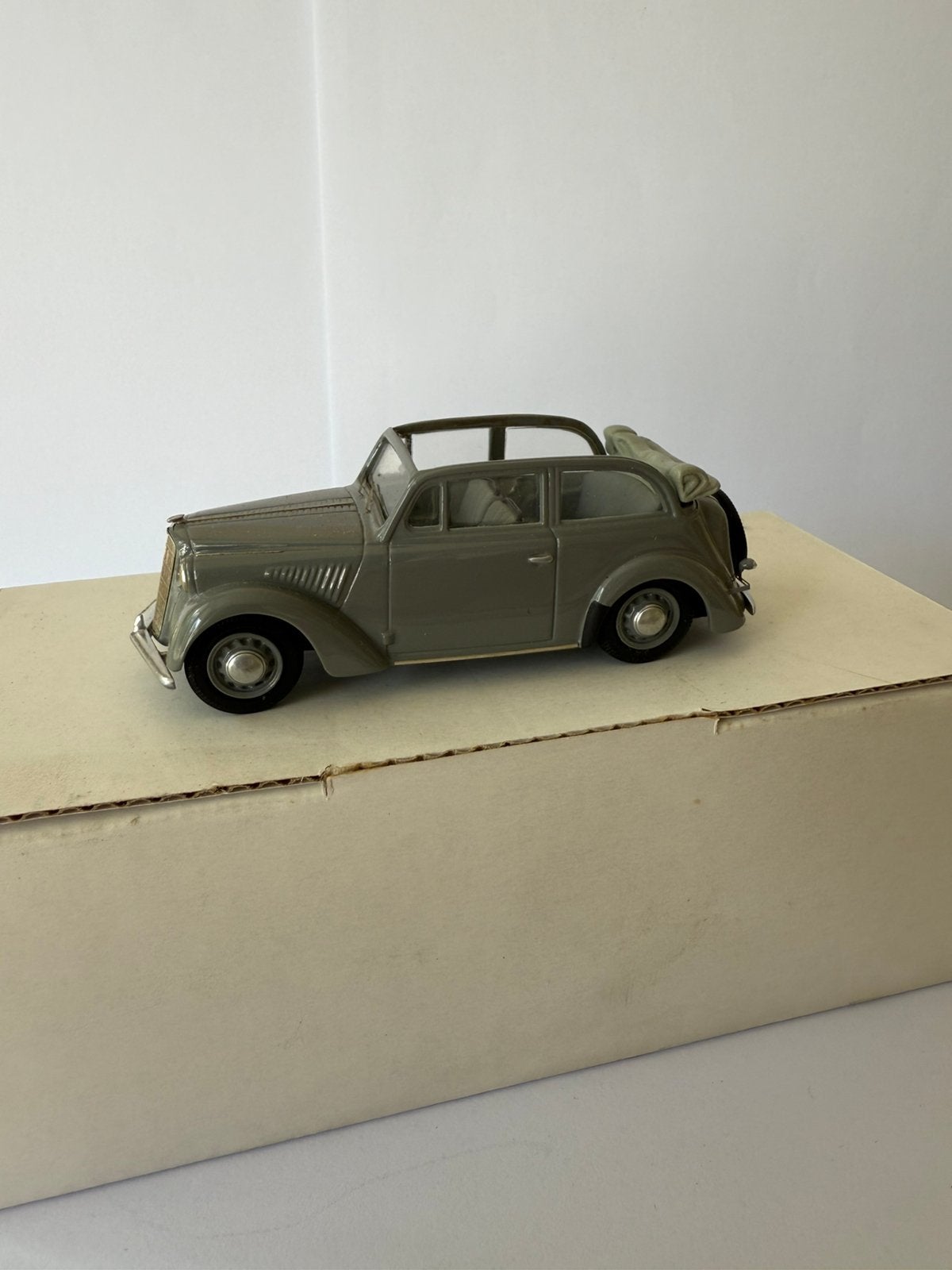 Opel Olympia Cabrio kit - 1:43, Ophalen of Verzenden, Zo goed als nieuw, Auto, Overige merken