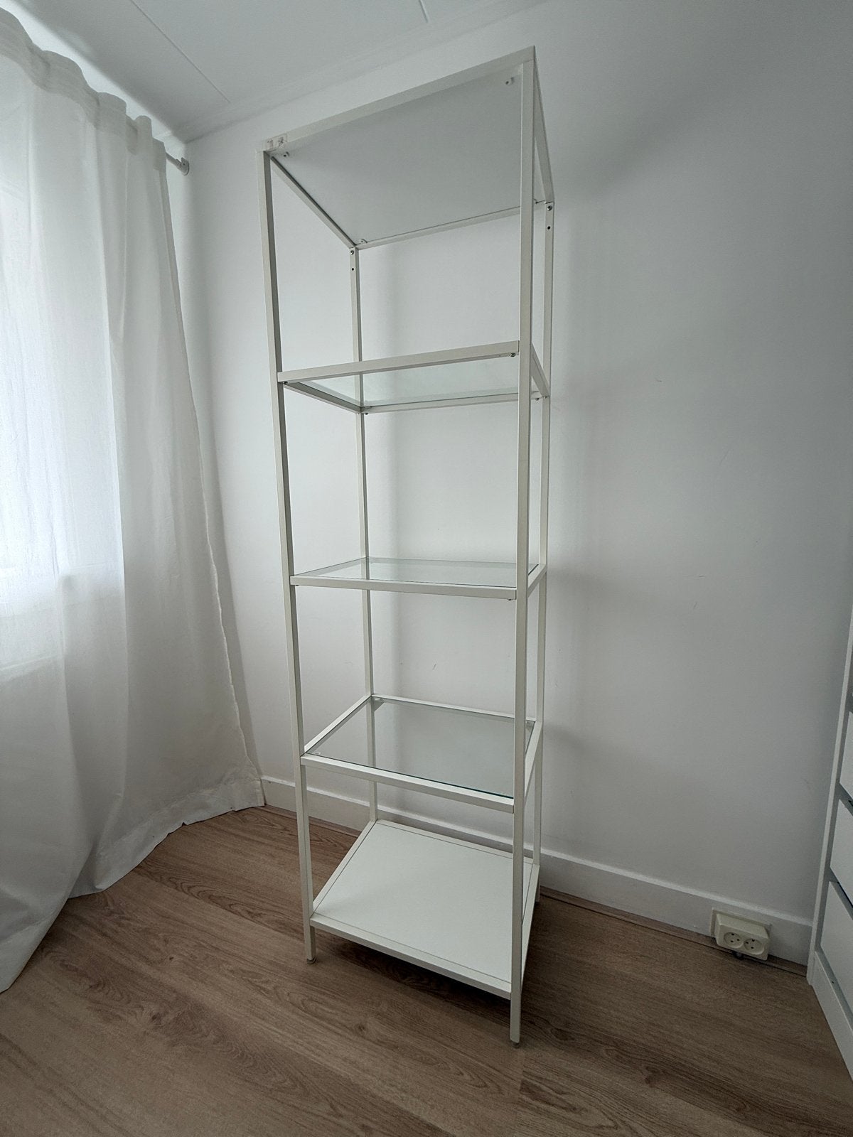 Witte metalen stellingkast ikea vittsjo met glazen planken, Ophalen, Gebruikt