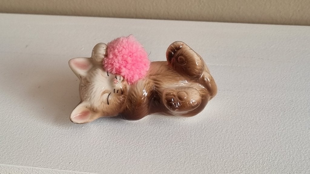 Mooi Lief Vintage Liggend Katje Poesje met roze pom pom, Verzamelen, Verzenden, Gebruikt, Dier