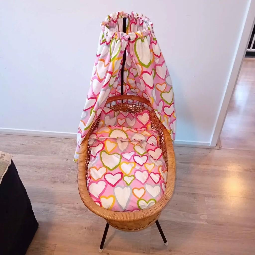 Zeer nette rotan poppenwieg met hemeltje,incl. dekentje etc., Ophalen of Verzenden, Zo goed als nieuw, Jongen of Meisje