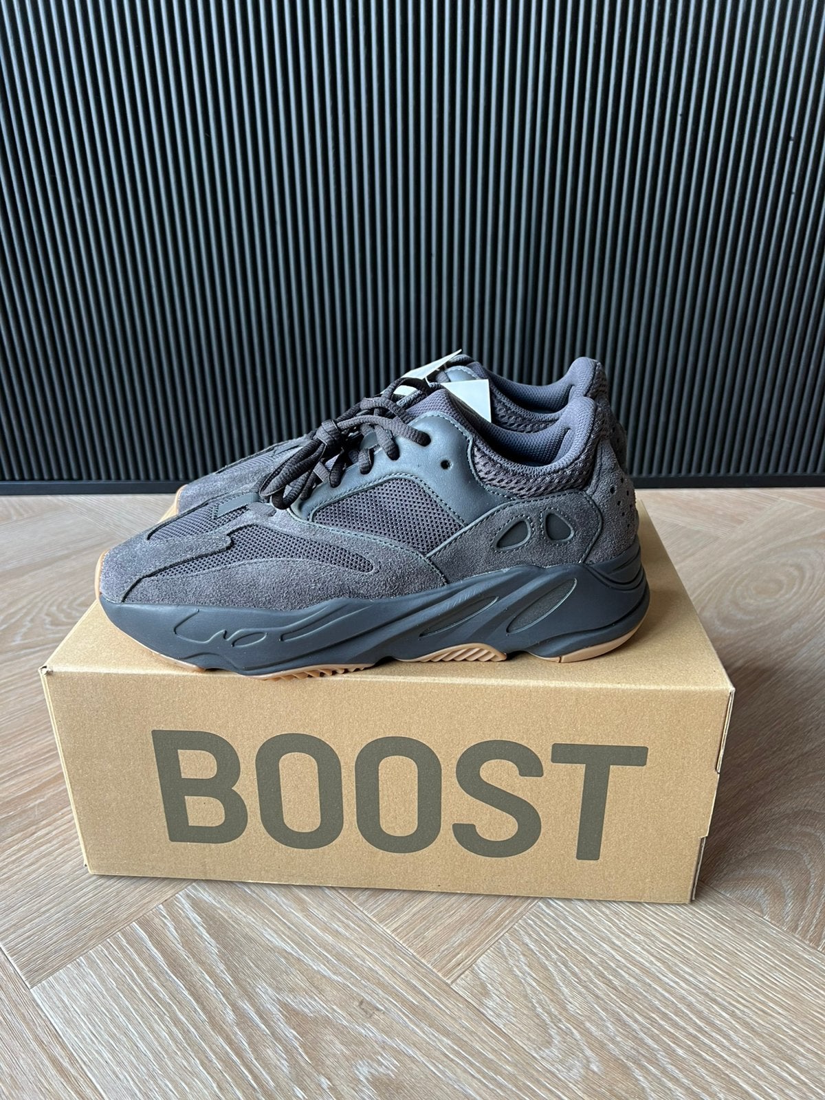 NIEUW Yeezy Boost 700 Utility Black 42 2/3, Ophalen of Verzenden, Nieuw, Zwart