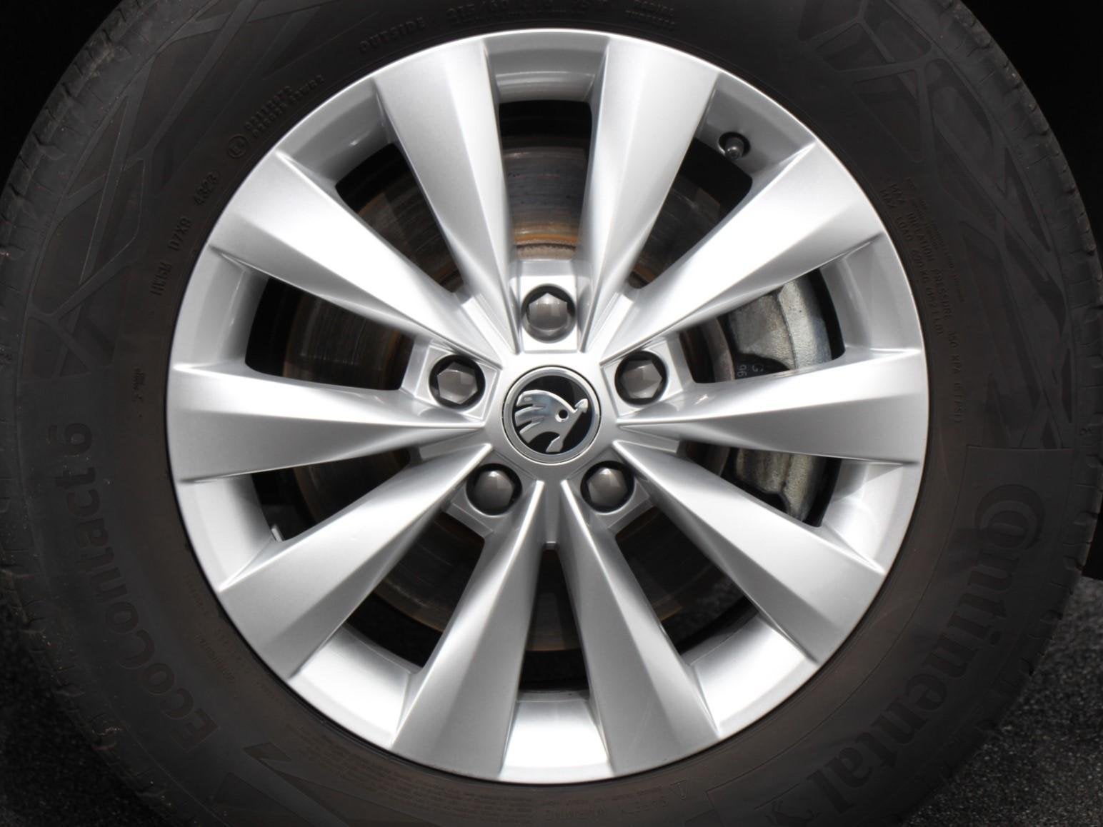 Skoda Karoq 1.5 TSI 150pk DSG Ambition Navigatie Apple Carpl, Stof, 4 cilinders, Bedrijf, 1308 kg