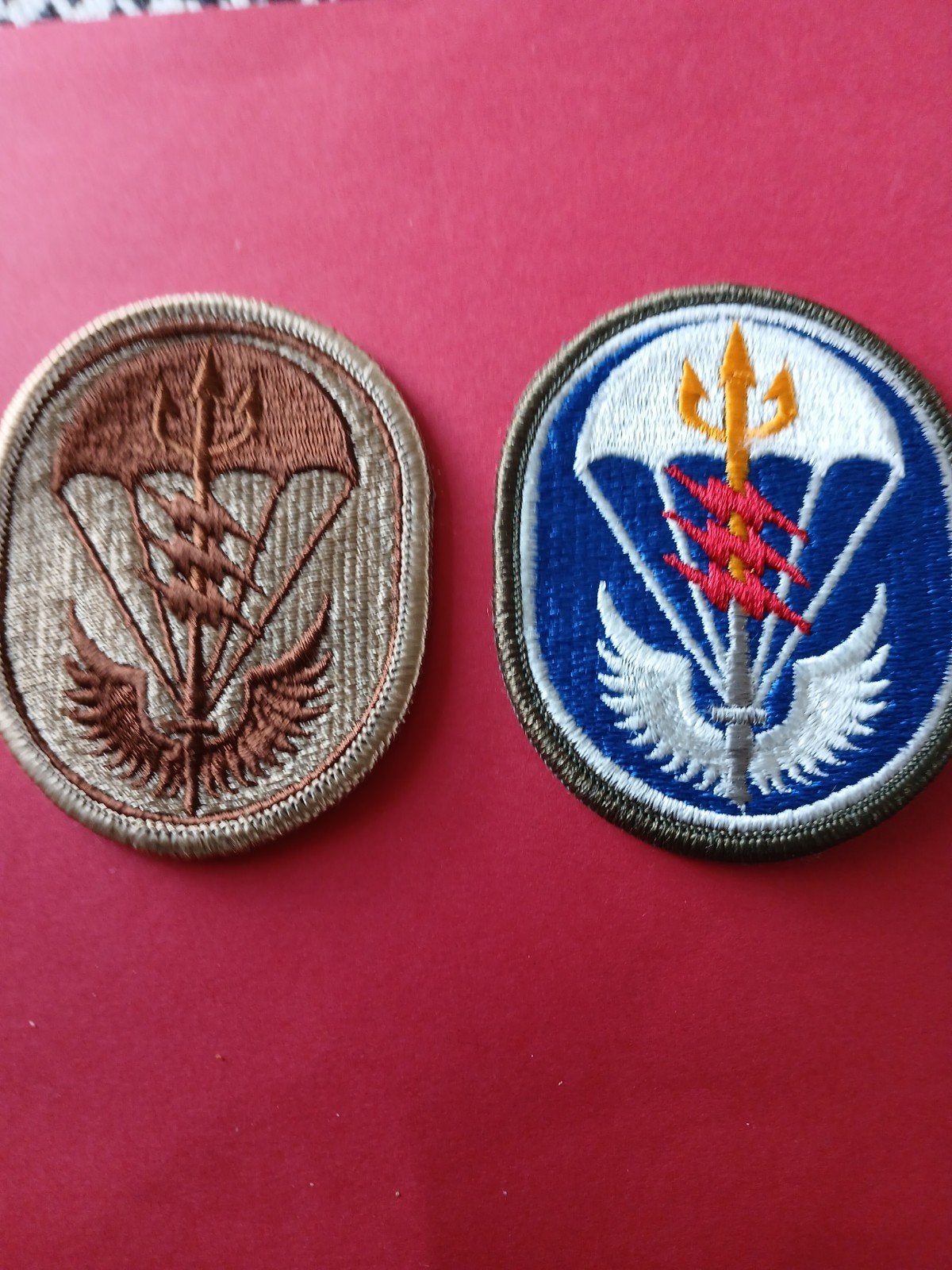 2x Militaire Parachutisten Badge Embleem, Verzenden, Overige soorten, Overige gebieden, Embleem of Badge