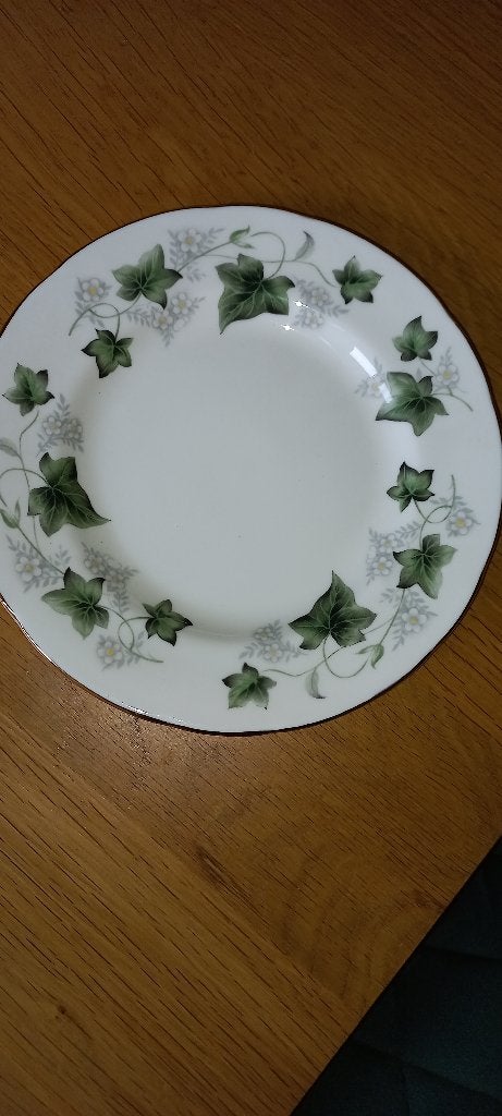 Ivy Duchess petit four schaaltje. 11,00 euro, Ophalen, Porselein, Bord of Schaal