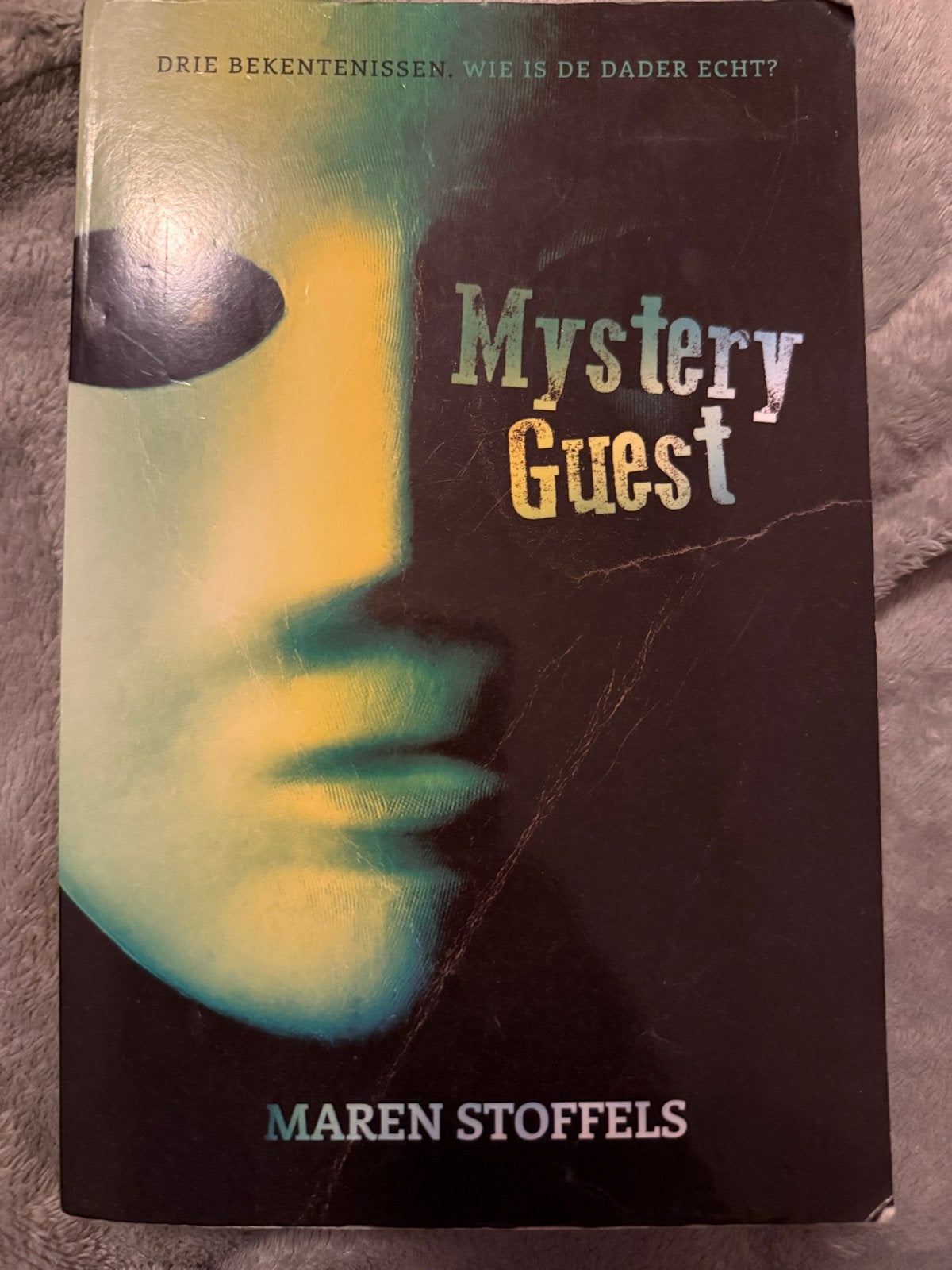 Mystery Guest - Maren Stoffels (gesigneerd), Boeken, Ophalen of Verzenden, Zo goed als nieuw