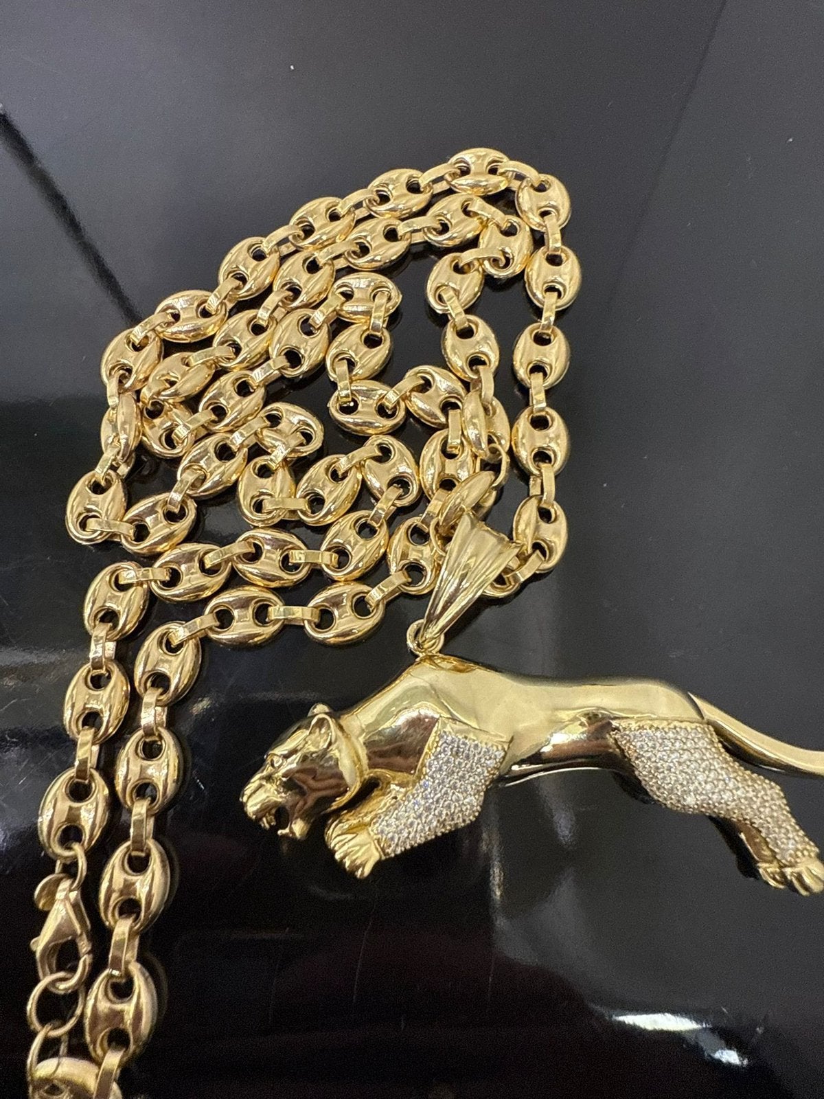 14k gouden koffiebonen ketting met poema hanger, Met hanger, Nieuw, Ophalen of Verzenden, Goud