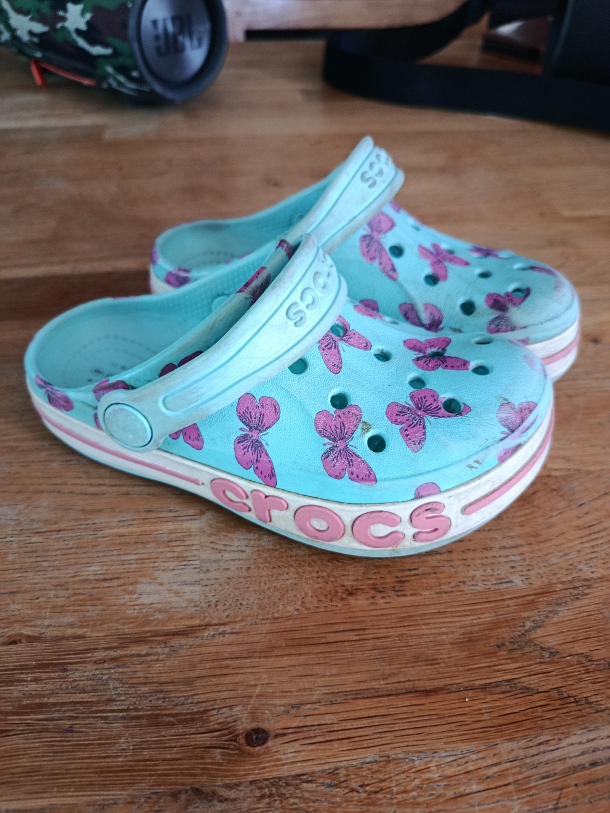 Leuke meisjes Crocs maat 28/29 met vlinders, Kinderen en Baby's, Kinderkleding | Schoenen en Sokken, Ophalen of Verzenden