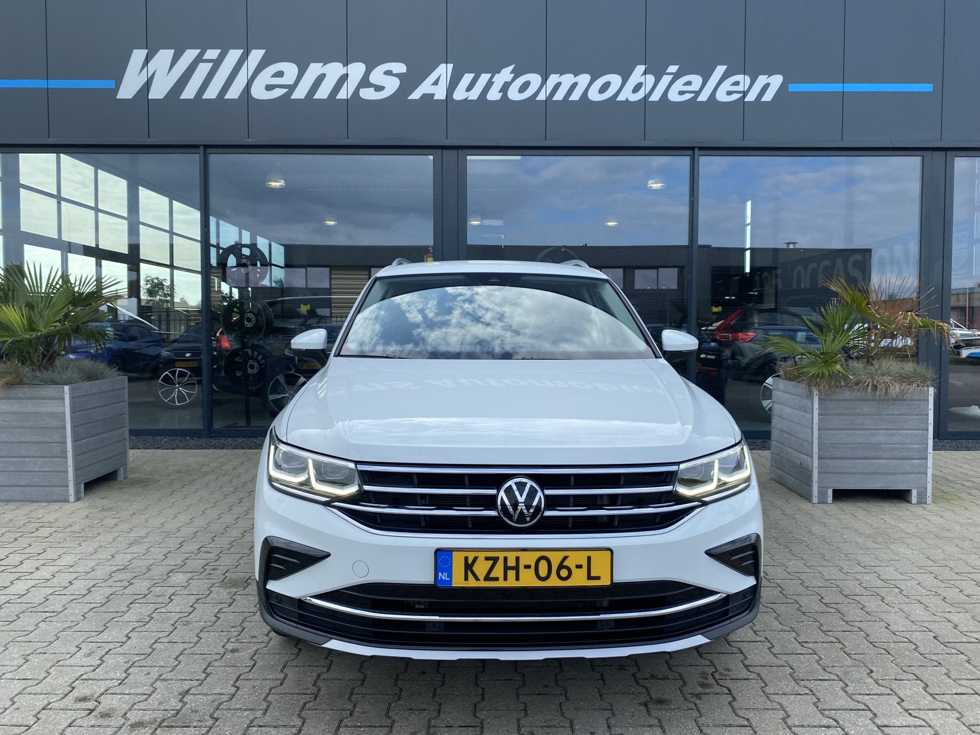 Volkswagen Tiguan 1.4 TSI eHybrid Business+ Trekhaak Wegklap, Auto's, 4 cilinders, Met garantie (alle), Alcantara, Wit